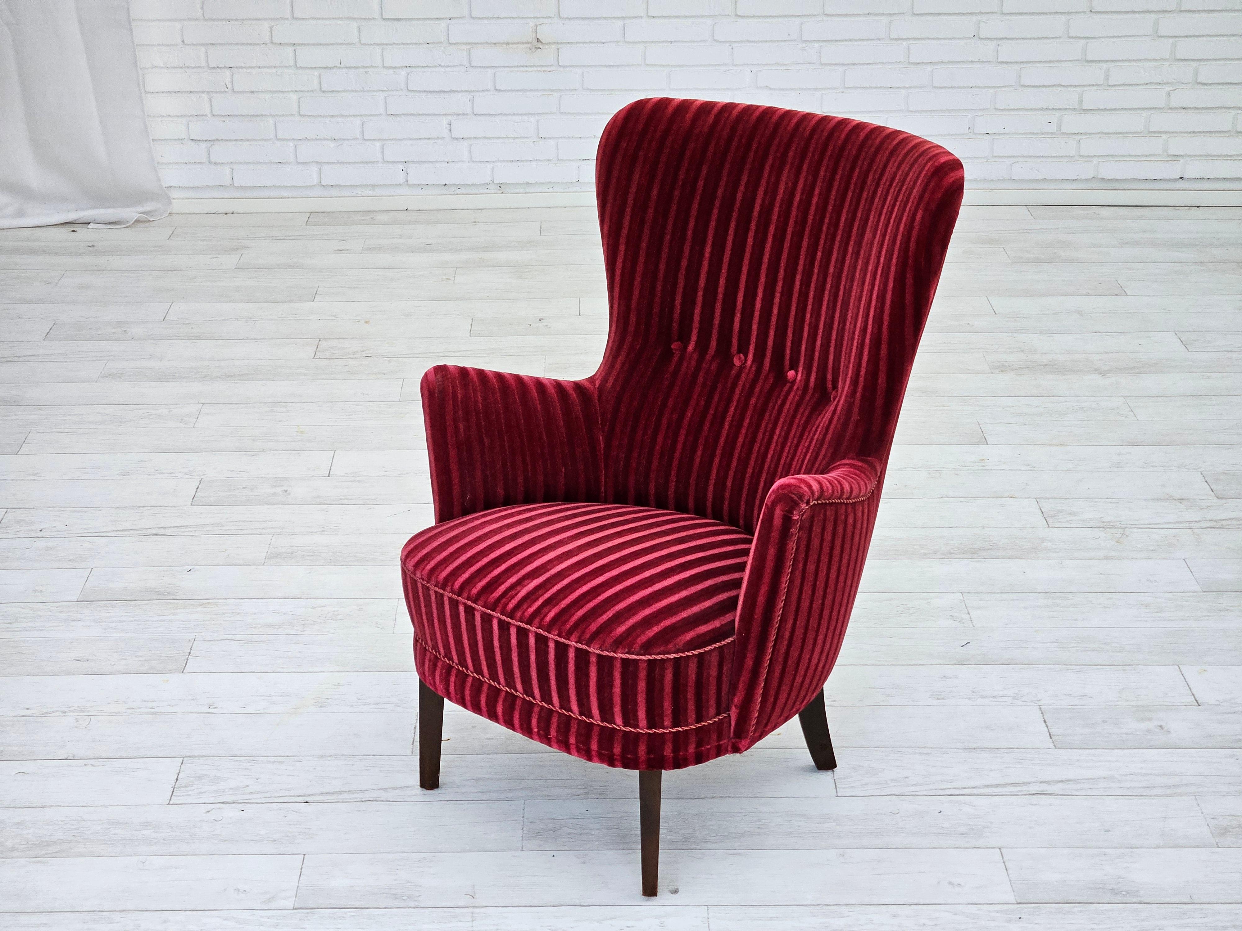 Poltrona danese degli anni '60 in velluto rosso ciliegia, condizioni originali. in vendita 4