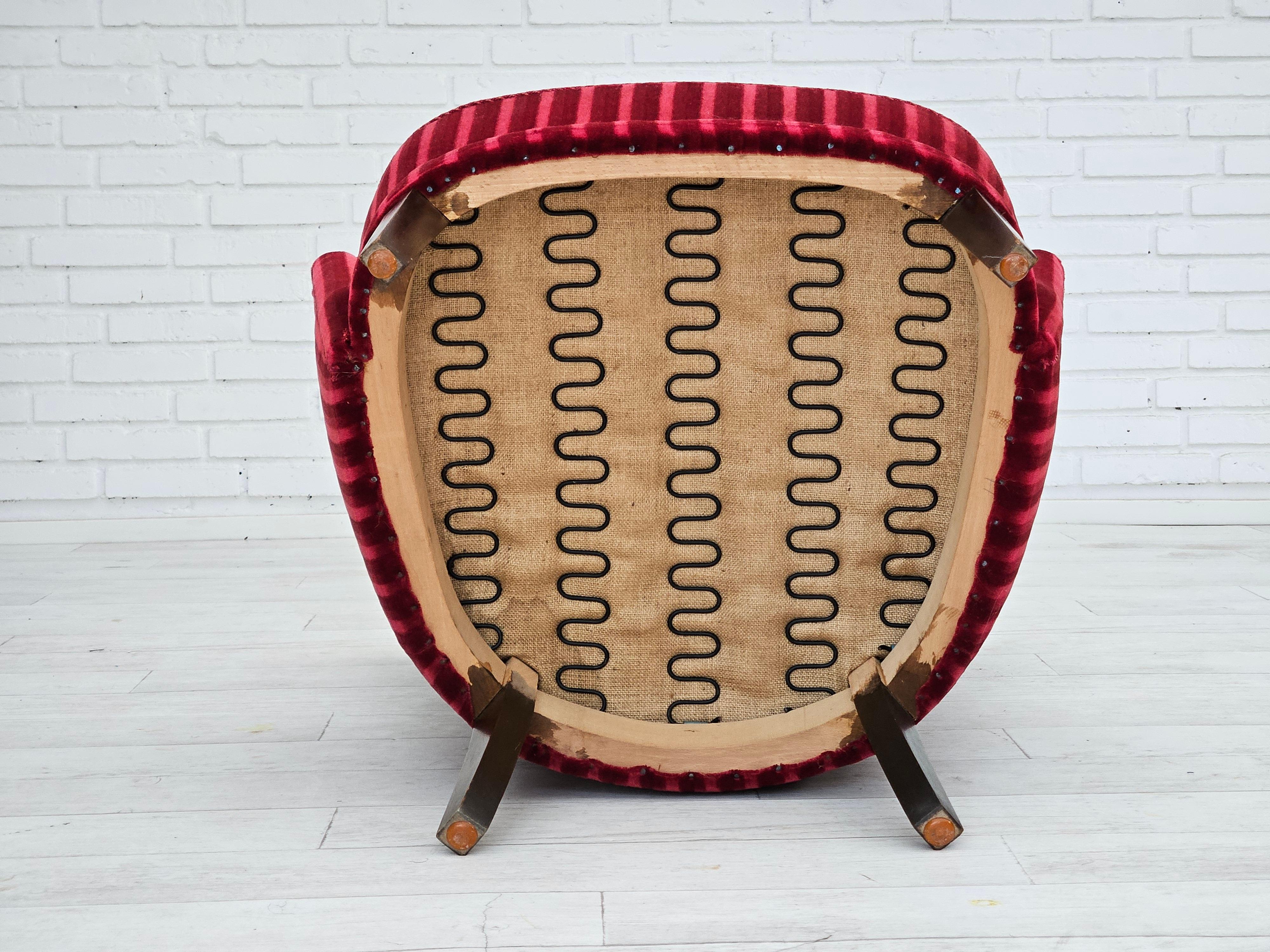 Poltrona danese degli anni '60 in velluto rosso ciliegia, condizioni originali. in vendita 5