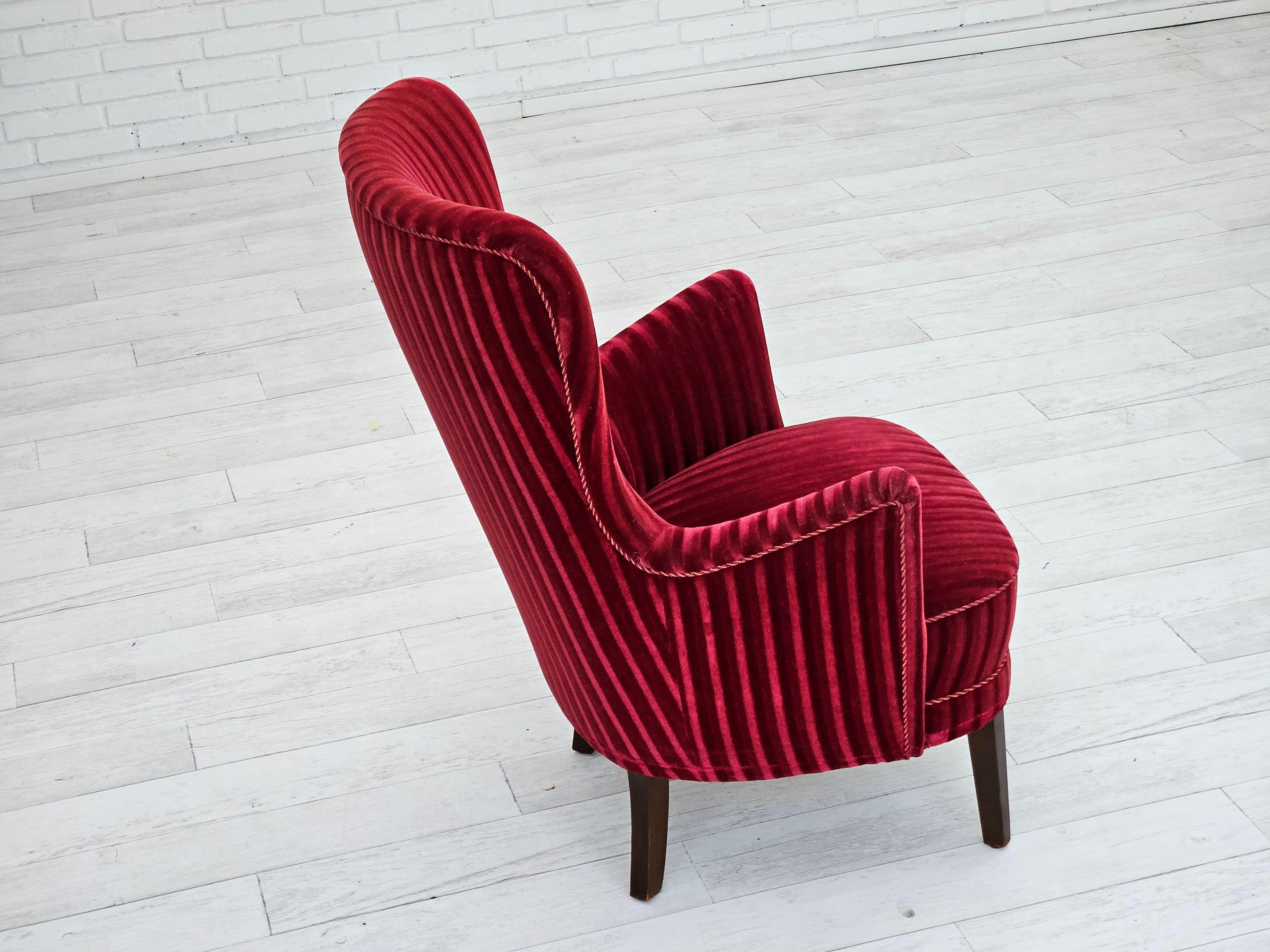 Poltrona danese degli anni '60 in velluto rosso ciliegia, condizioni originali. in vendita 7