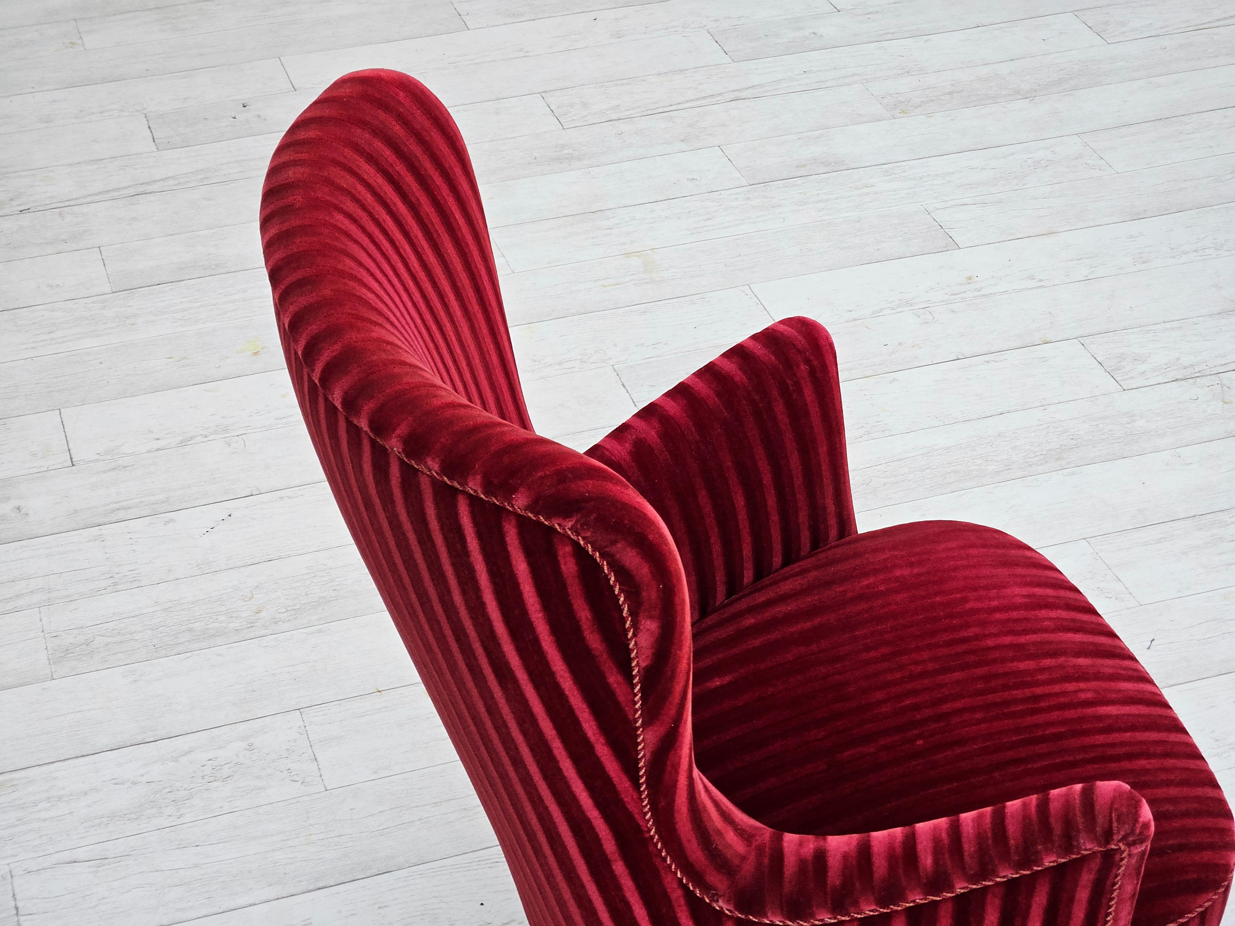 Poltrona danese degli anni '60 in velluto rosso ciliegia, condizioni originali. in vendita 8