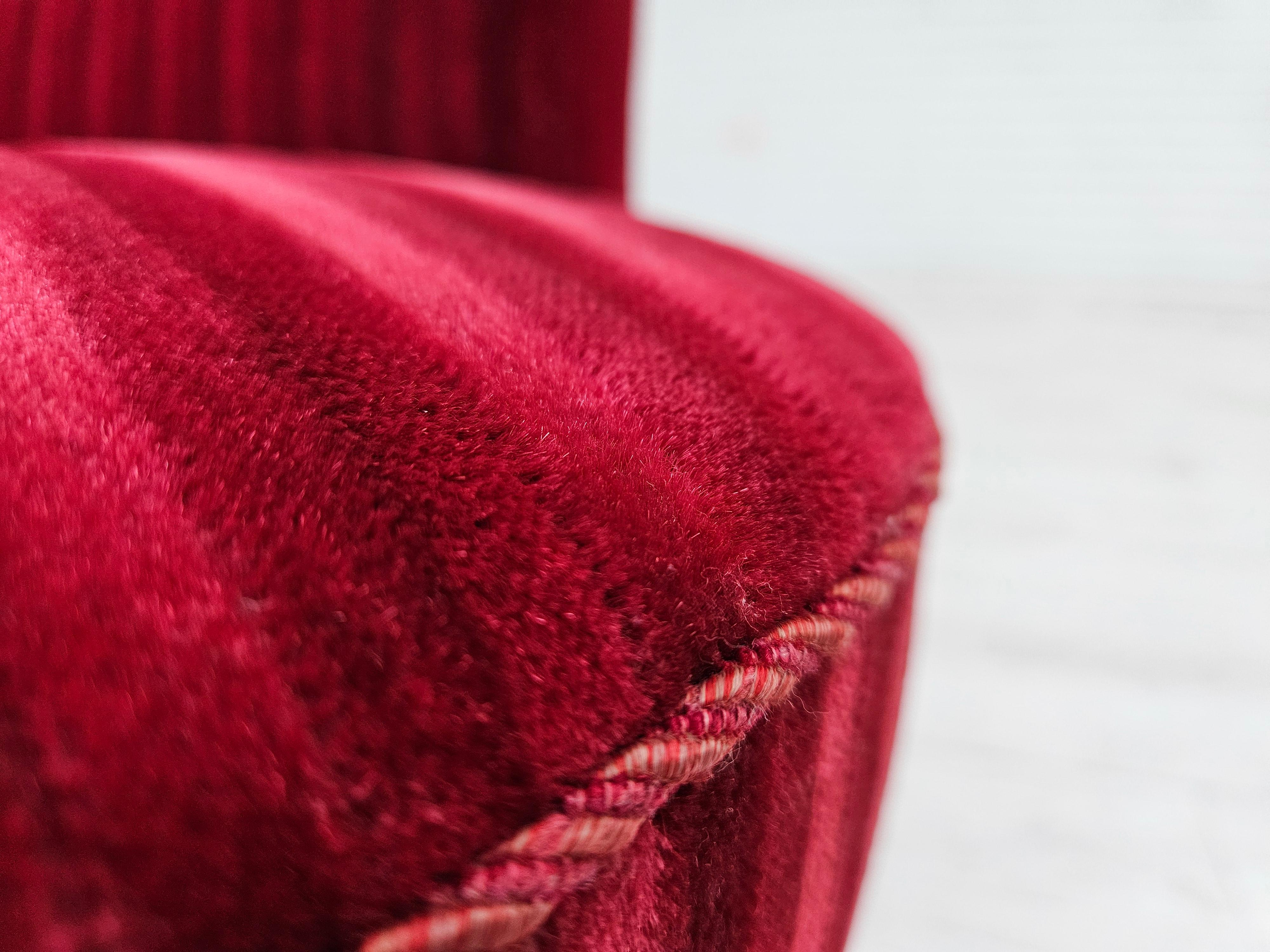 Poltrona danese degli anni '60 in velluto rosso ciliegia, condizioni originali. in vendita 9