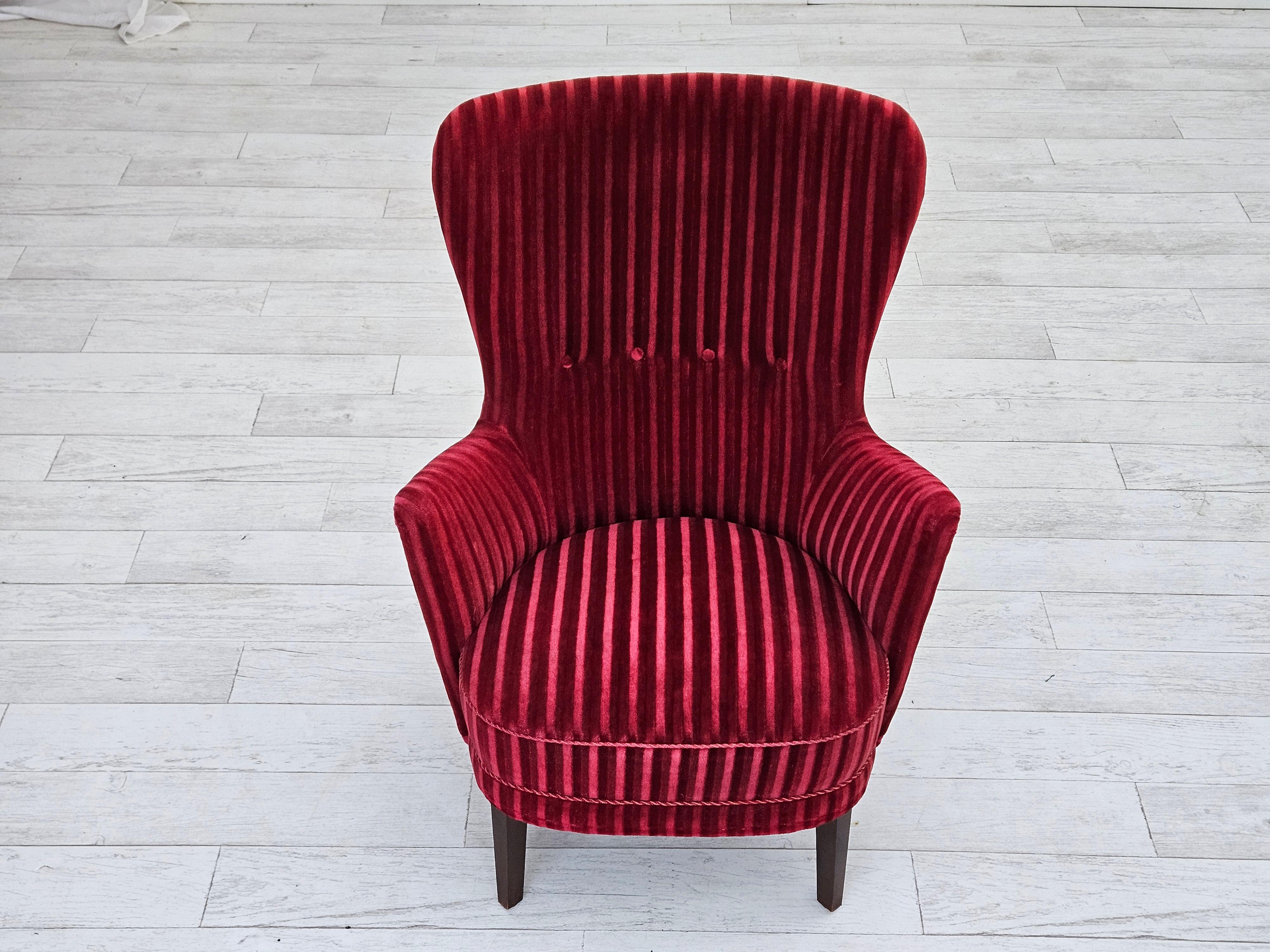 Scandinavo moderno Poltrona danese degli anni '60 in velluto rosso ciliegia, condizioni originali. in vendita