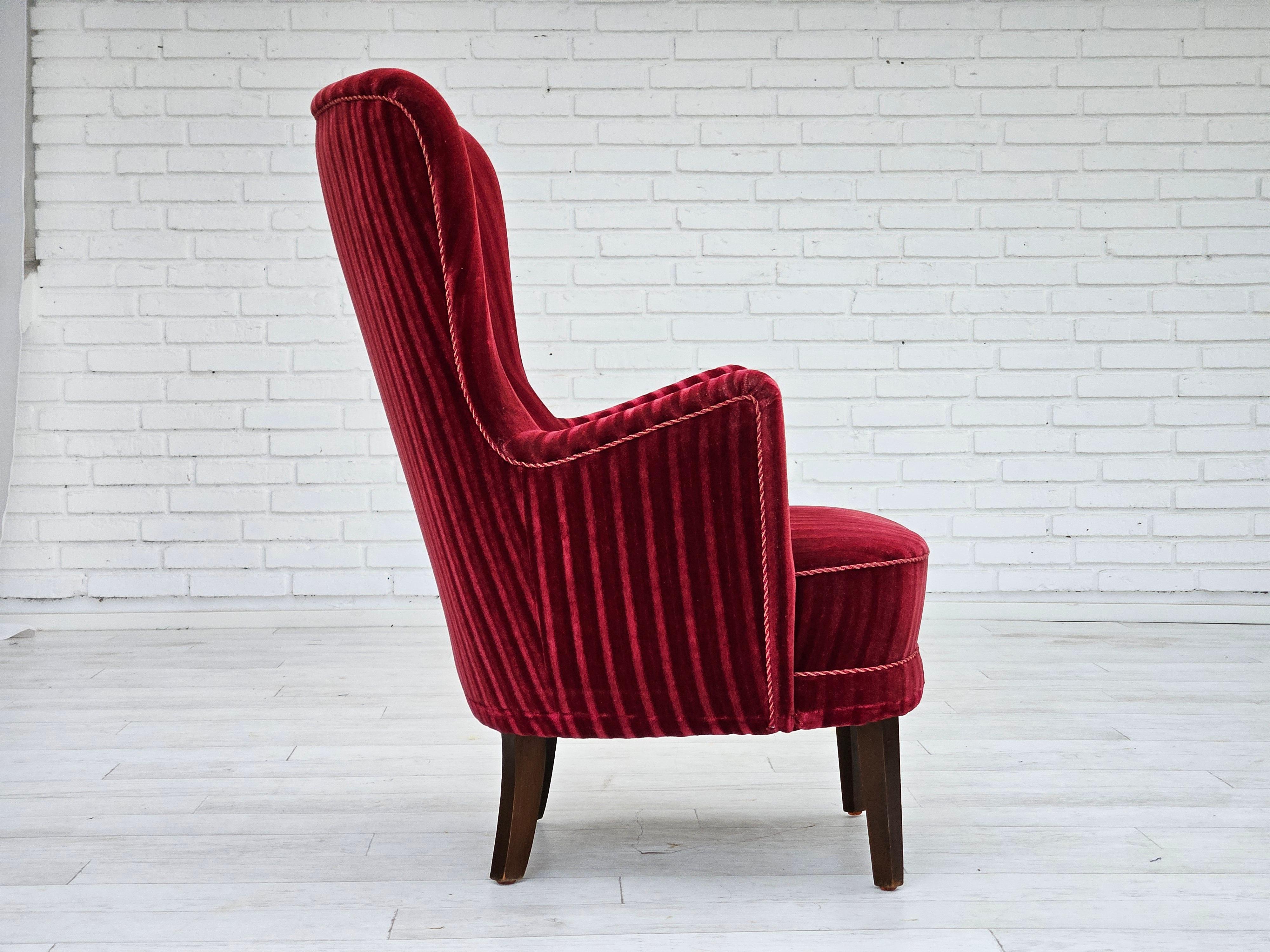 Danese Poltrona danese degli anni '60 in velluto rosso ciliegia, condizioni originali. in vendita