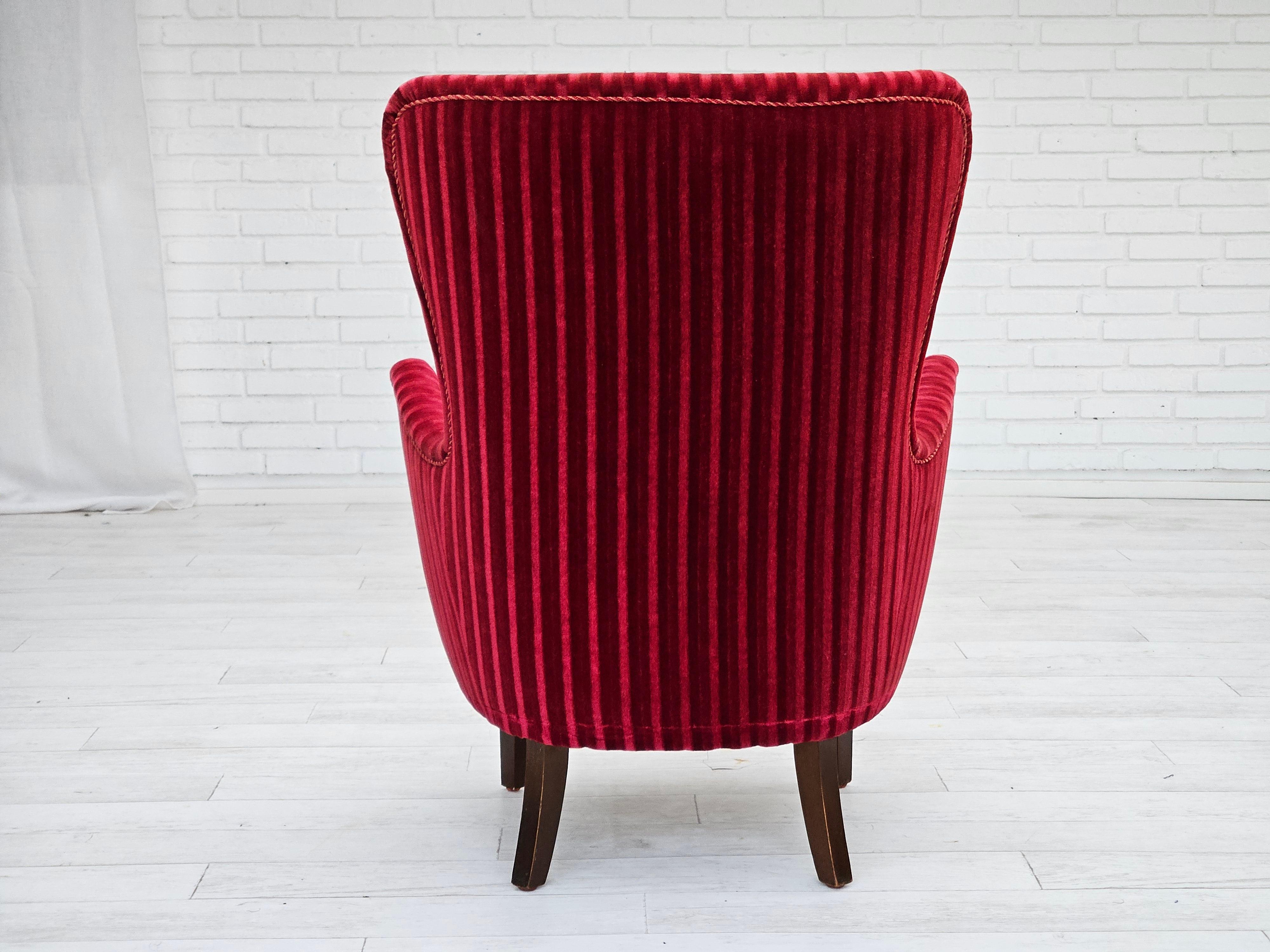 Poltrona danese degli anni '60 in velluto rosso ciliegia, condizioni originali. In condizioni buone in vendita a Tarm, 82