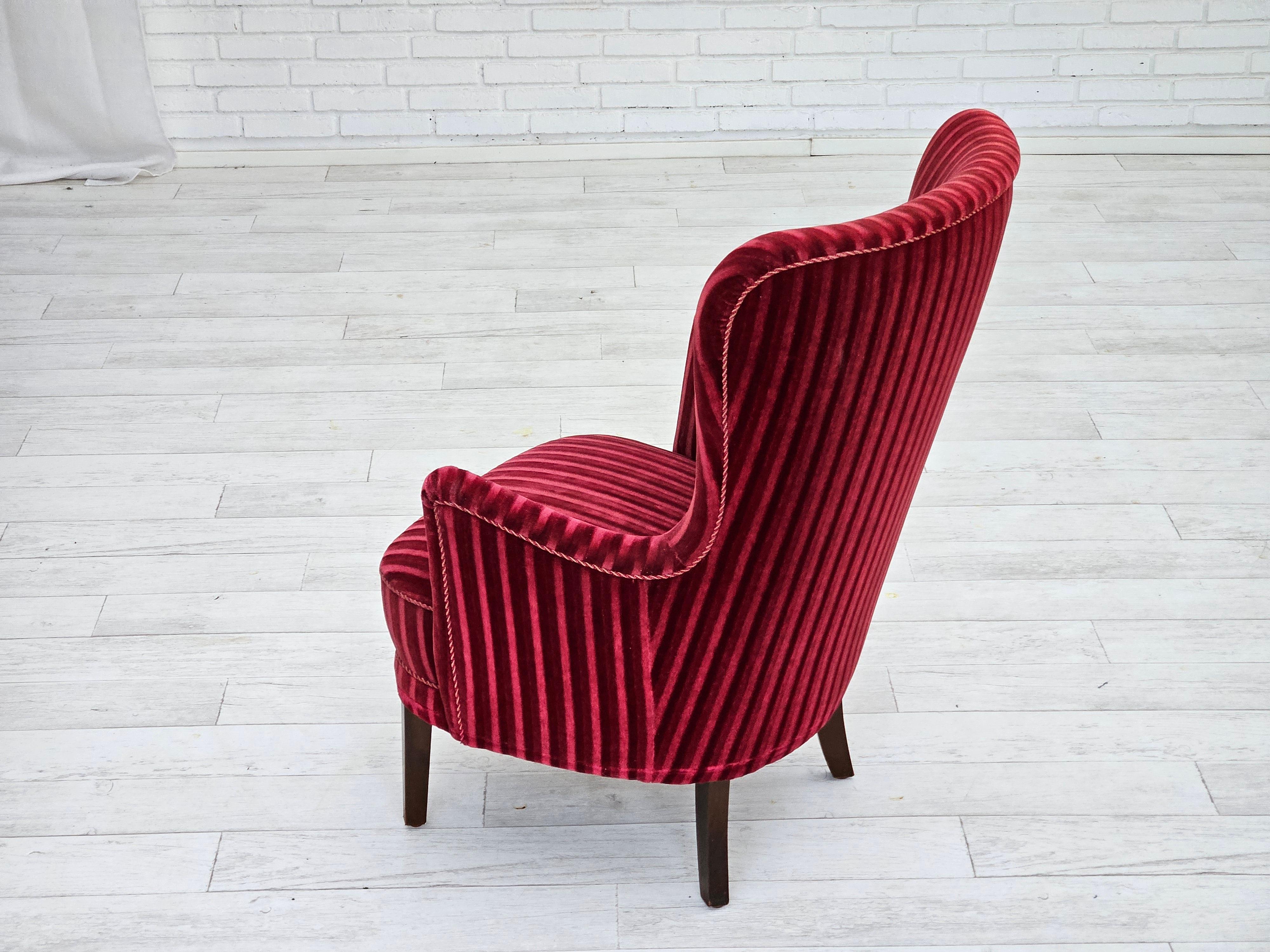 Metà XX secolo Poltrona danese degli anni '60 in velluto rosso ciliegia, condizioni originali. in vendita