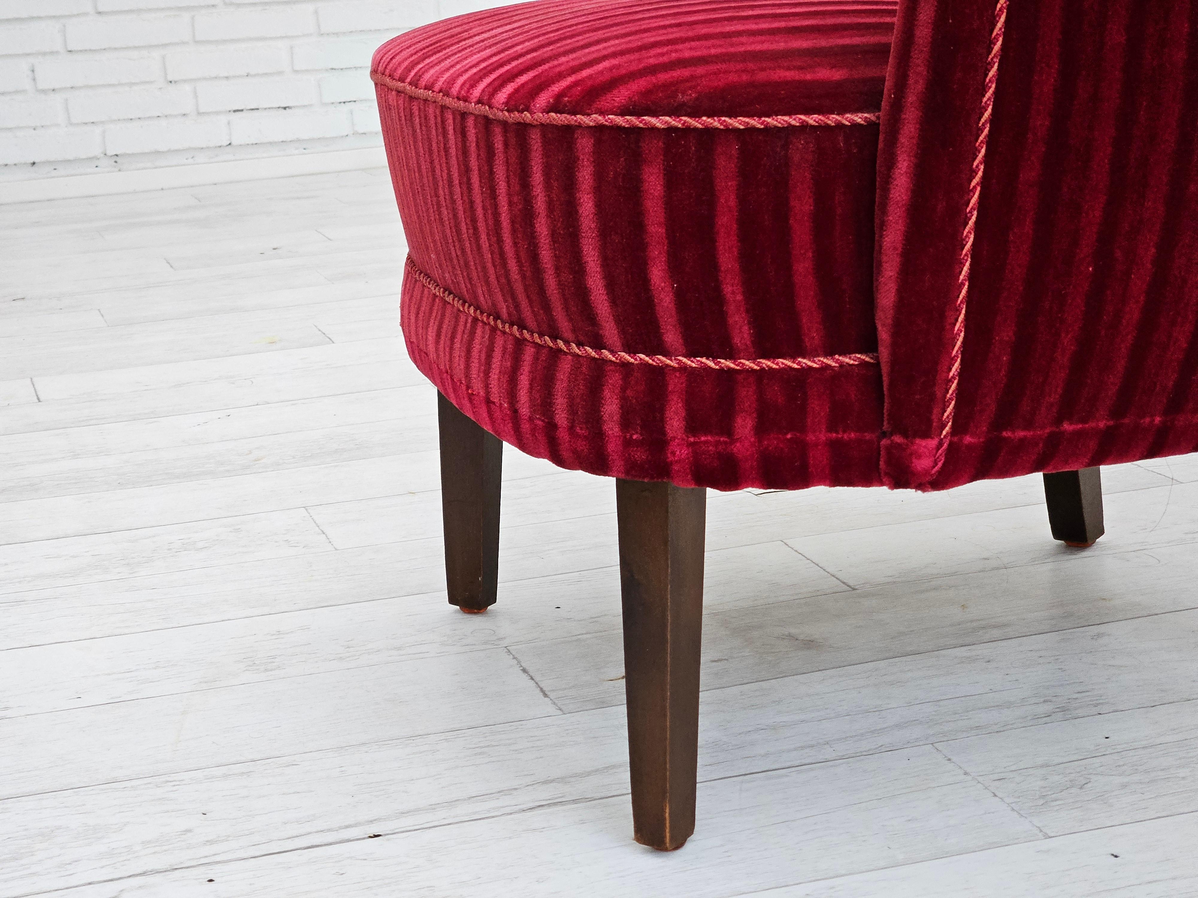 Velluto Poltrona danese degli anni '60 in velluto rosso ciliegia, condizioni originali. in vendita