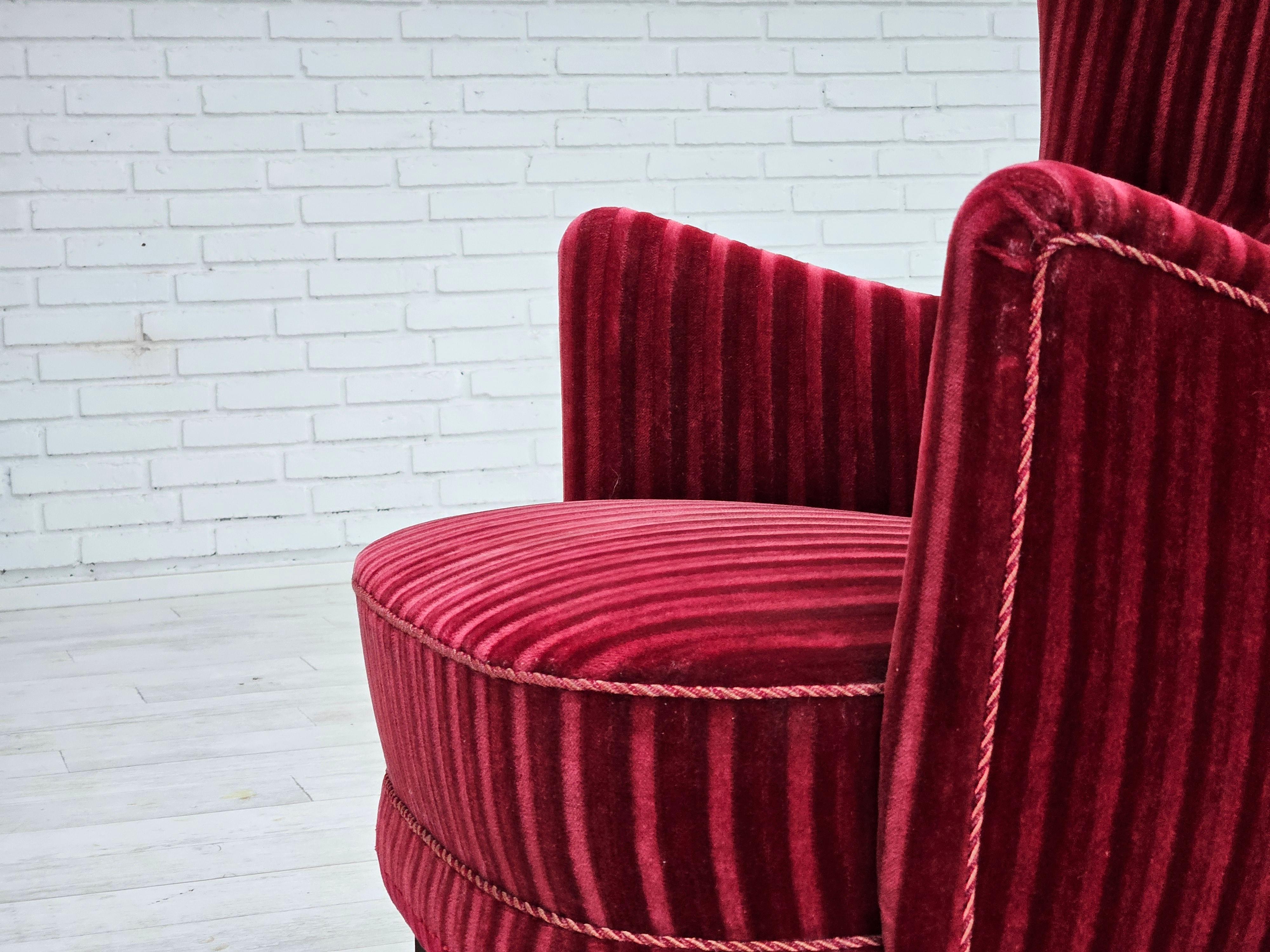 Poltrona danese degli anni '60 in velluto rosso ciliegia, condizioni originali. in vendita 1