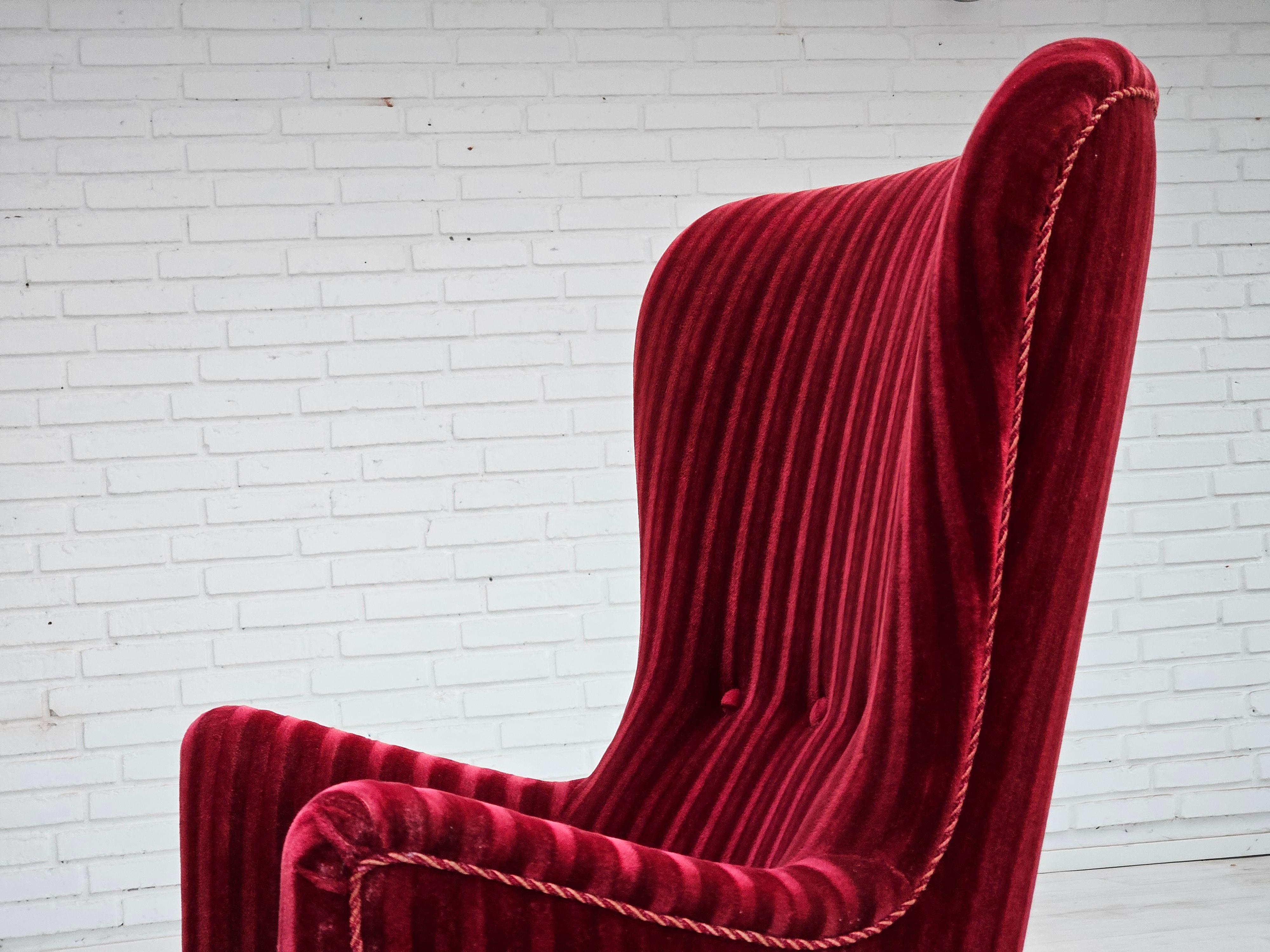 Poltrona danese degli anni '60 in velluto rosso ciliegia, condizioni originali. in vendita 2
