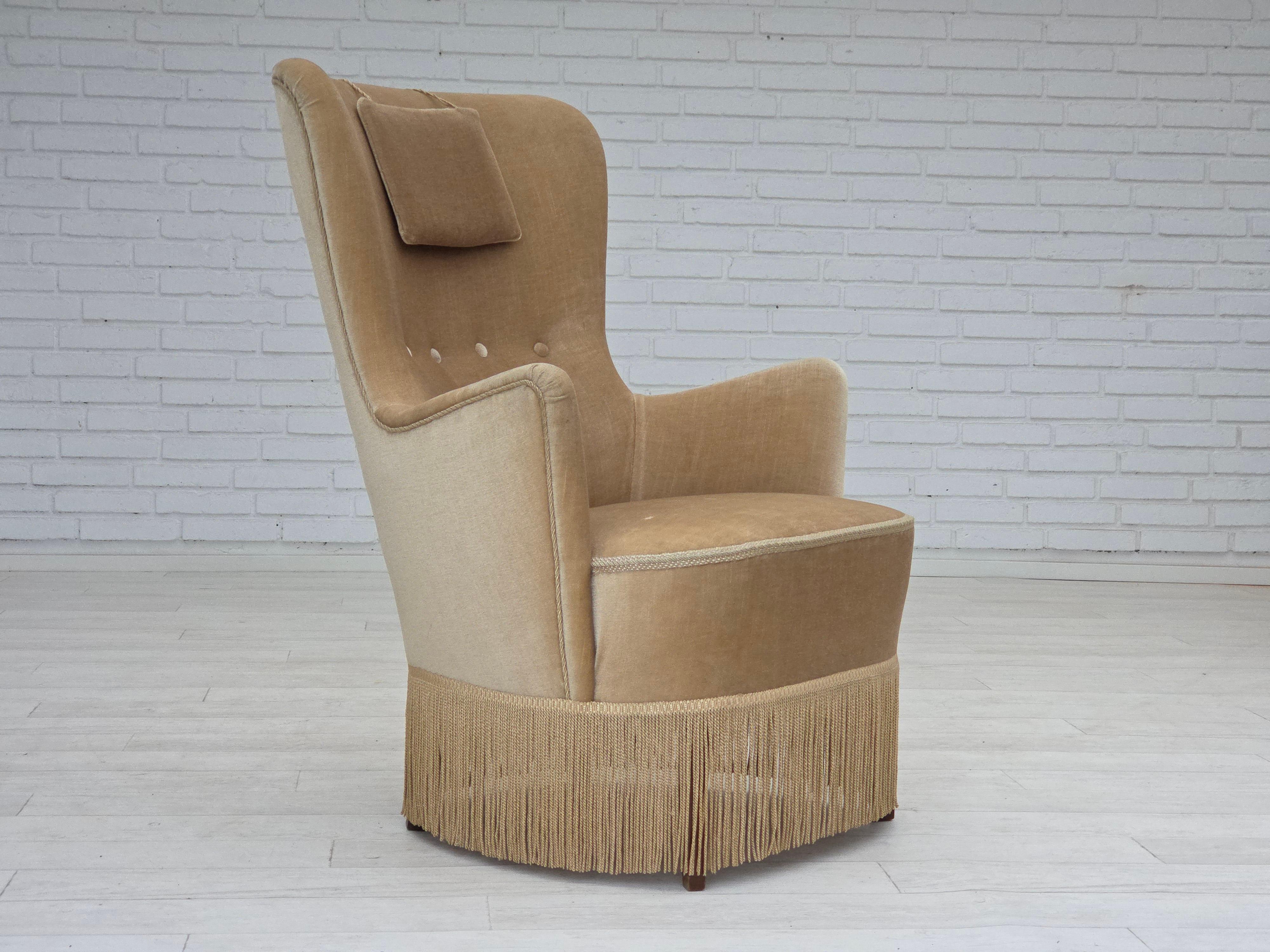 Fauteuil danois des années 1960 en velours d'ameublement vert/brun. Bon état d'origine : pas d'odeurs, pas de taches et construction stable. Pieds en bois de Beeche, laiton dans l'assise. Velours légèrement usé sur les accoudoirs. Fabriqué par un