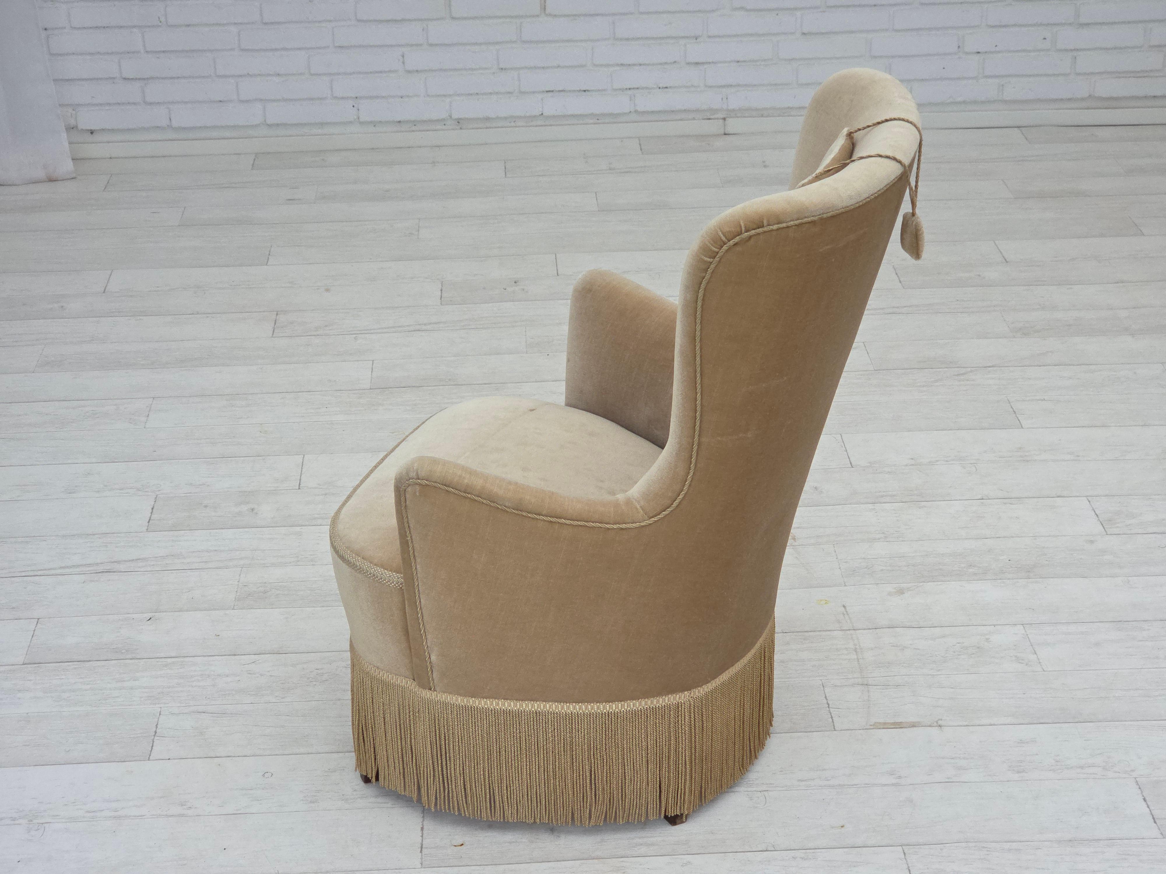 Années 1960, fauteuil danois en velours d'ameublement vert/brun, état d'origine. Bon état - En vente à Tarm, 82
