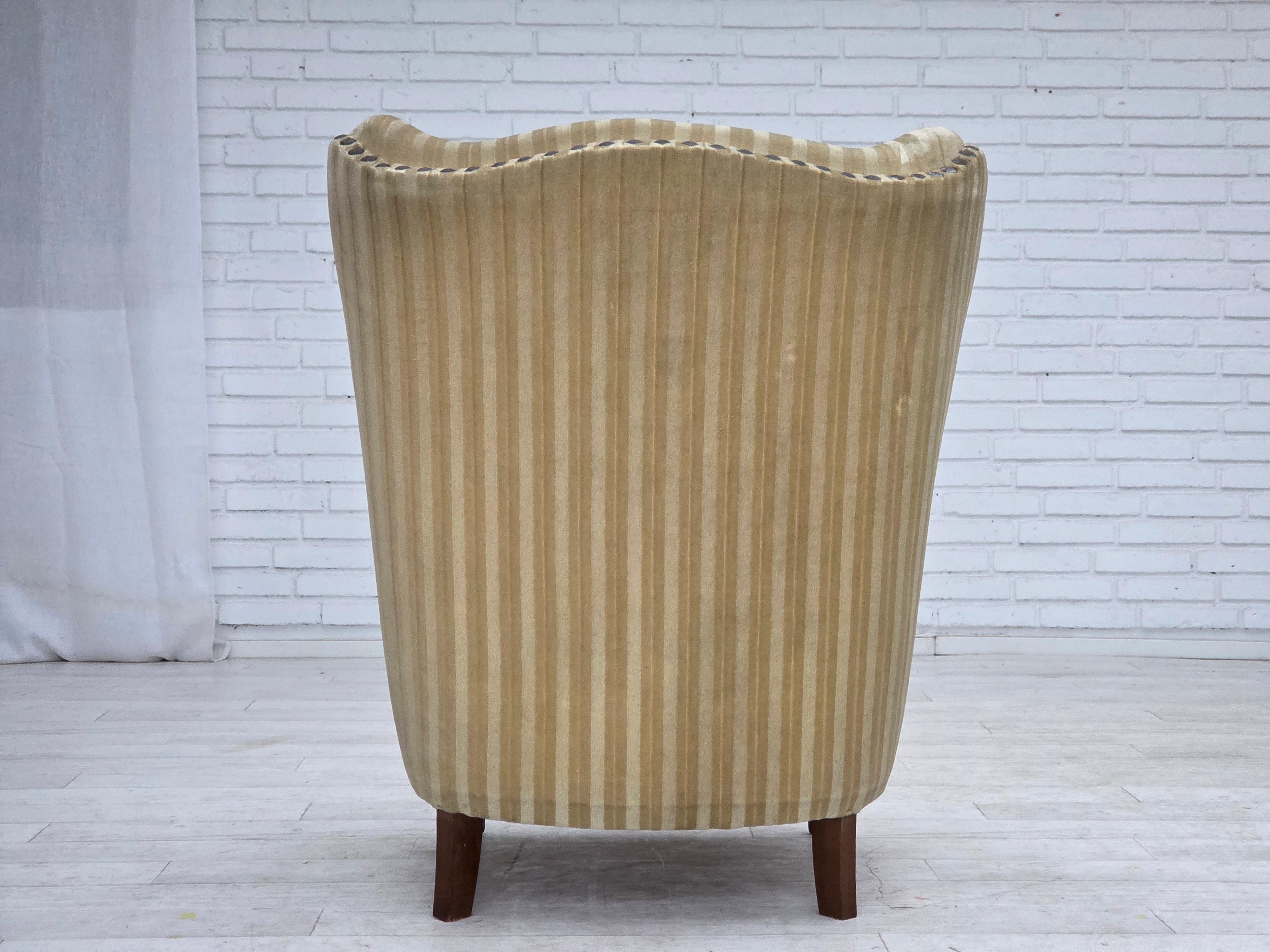 1960er Jahre, dänischer Sessel, hellgrüner Möbelvelours, Buchenholz. im Angebot 3