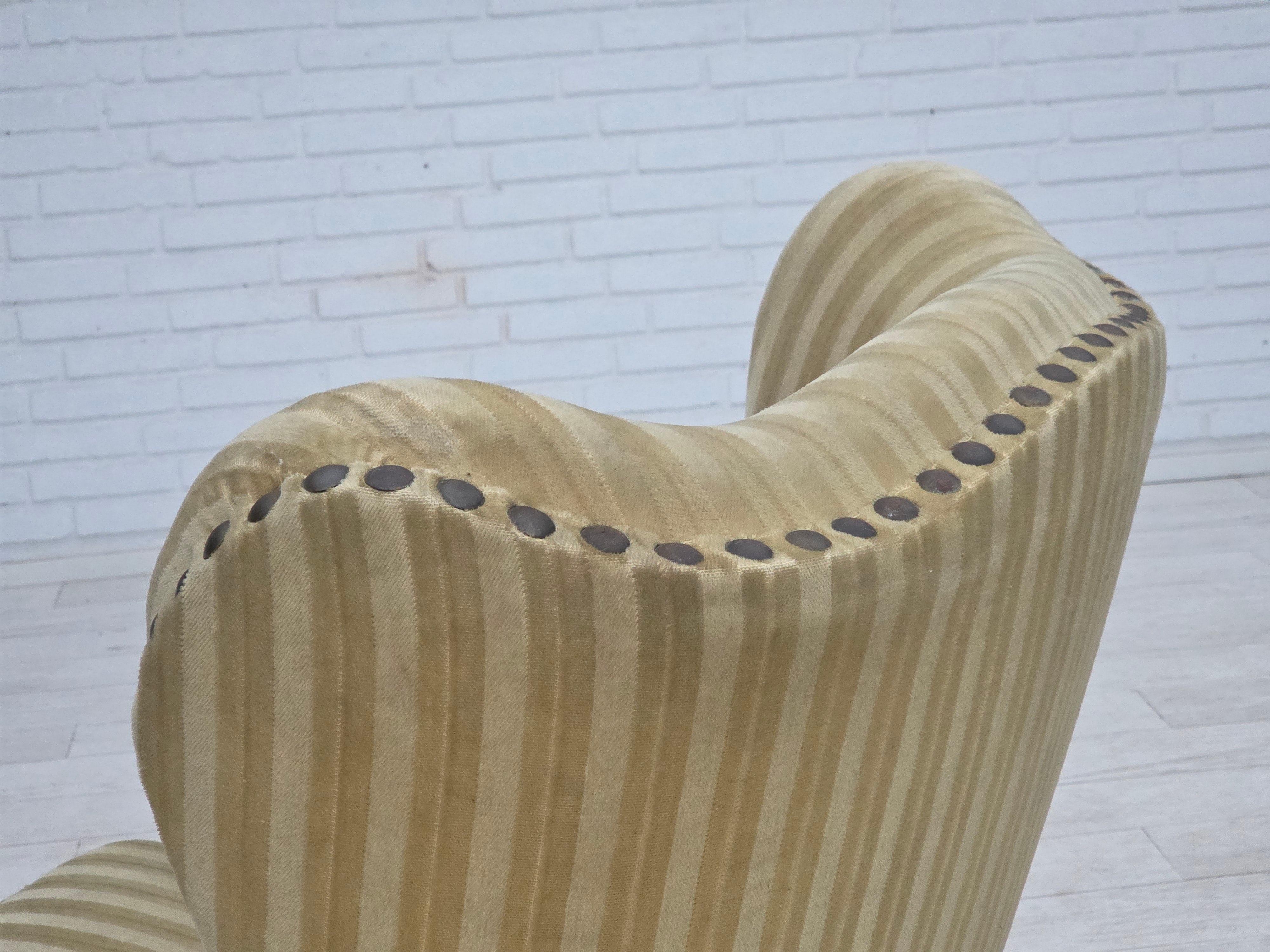 1960er Jahre, dänischer Sessel, hellgrüner Möbelvelours, Buchenholz. im Angebot 6