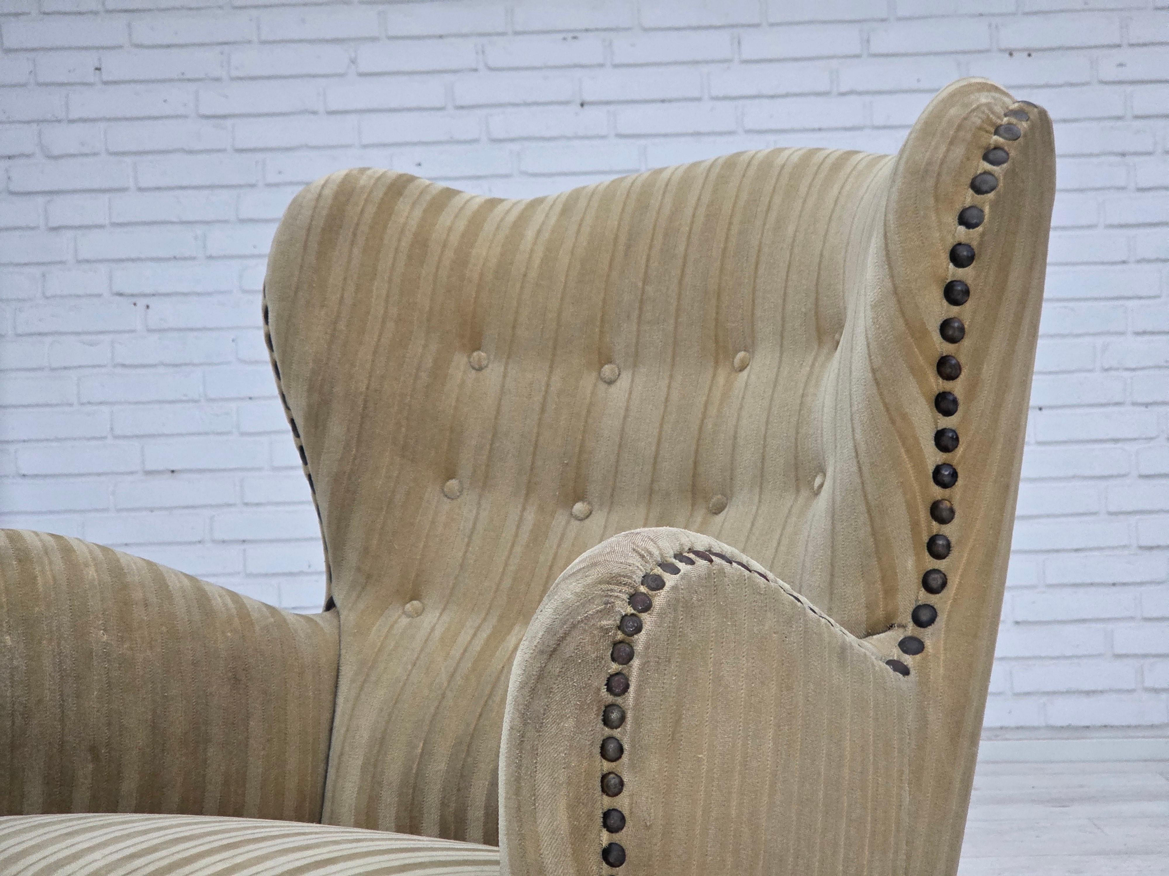 1960er Jahre, dänischer Sessel, hellgrüner Möbelvelours, Buchenholz. im Angebot 7