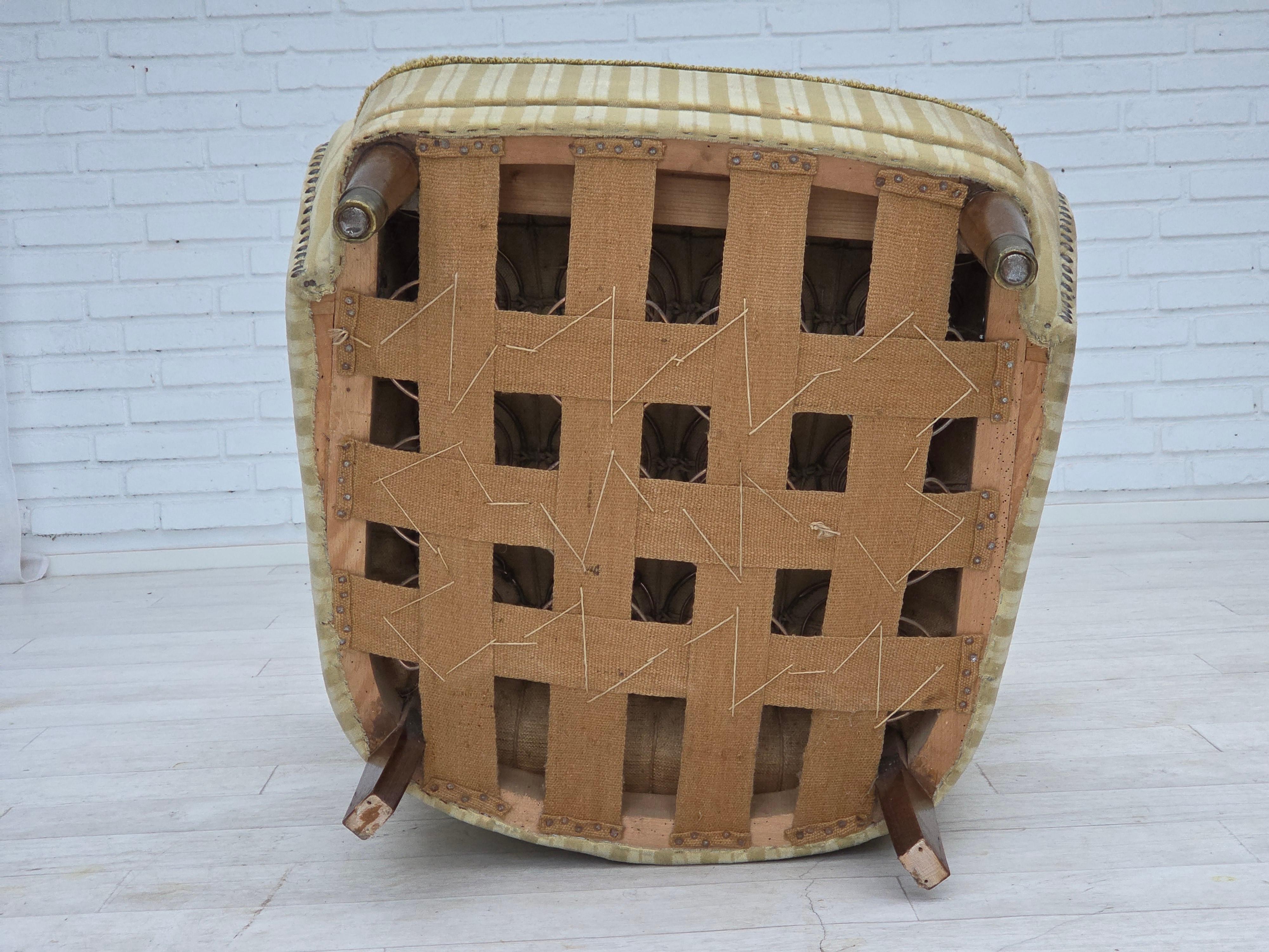 1960er Jahre, dänischer Sessel, hellgrüner Möbelvelours, Buchenholz. im Angebot 9