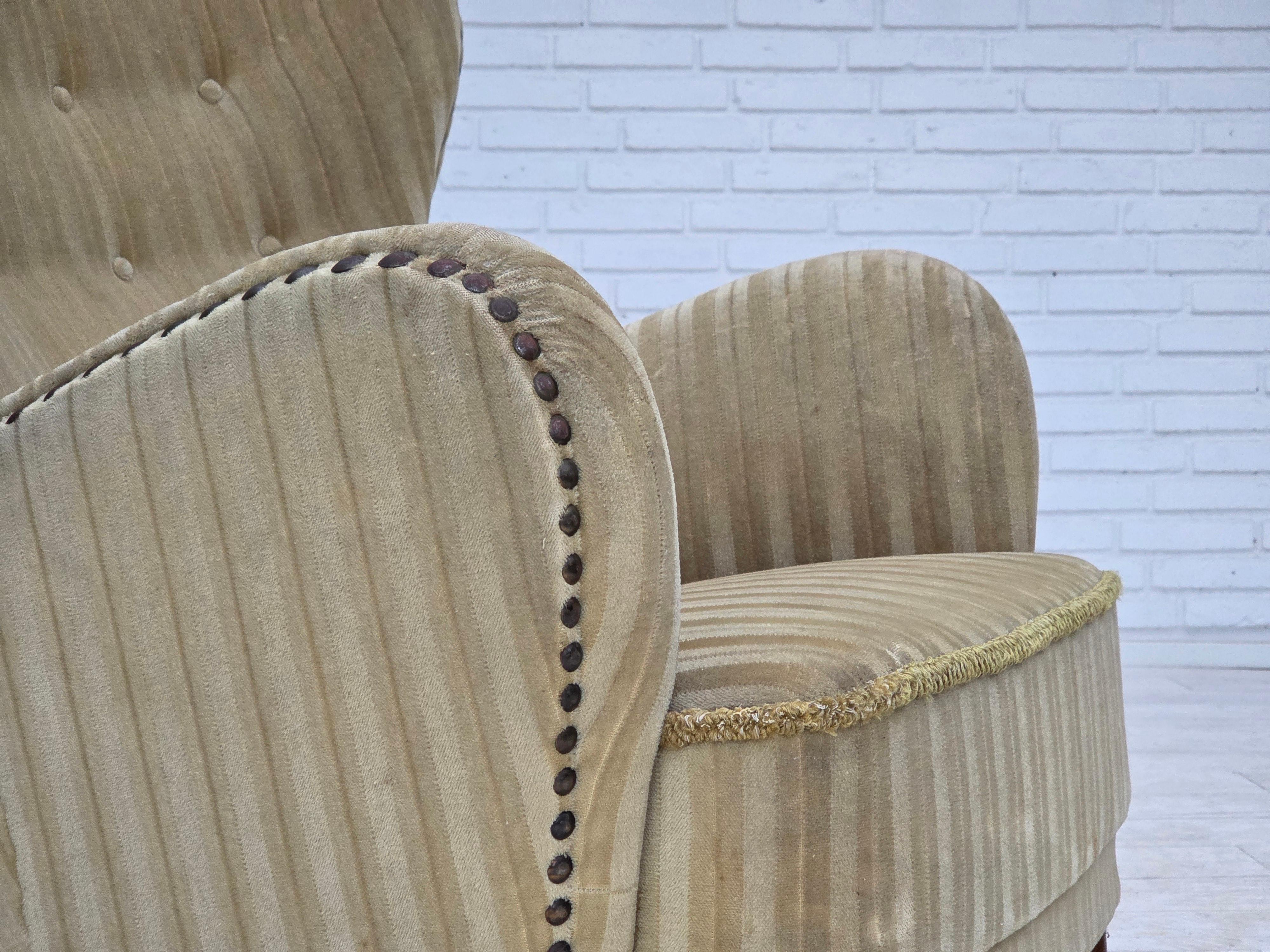 1960er Jahre, dänischer Sessel, hellgrüner Möbelvelours, Buchenholz. (Skandinavische Moderne) im Angebot