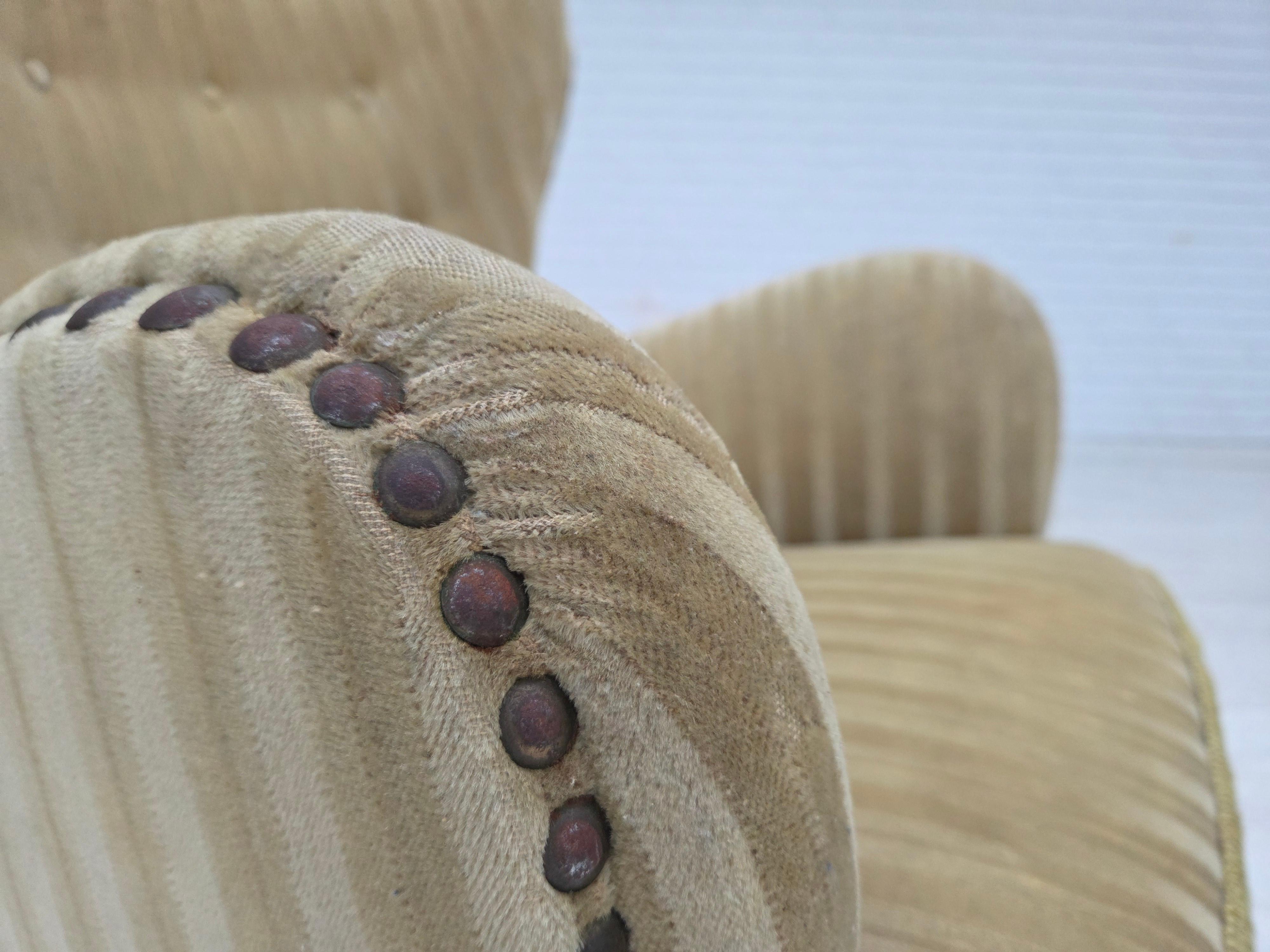 1960er Jahre, dänischer Sessel, hellgrüner Möbelvelours, Buchenholz. (Mitte des 20. Jahrhunderts) im Angebot