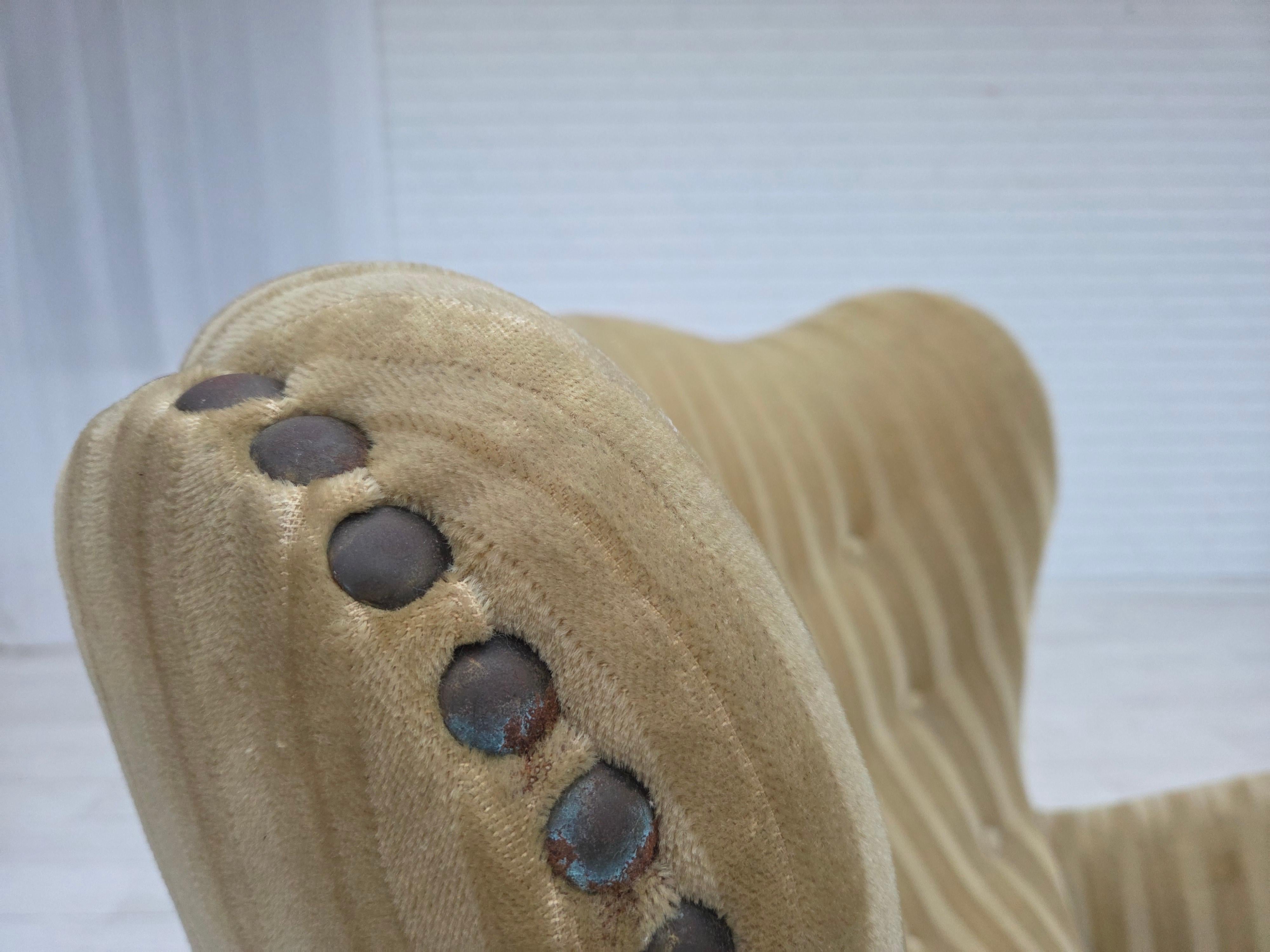 1960er Jahre, dänischer Sessel, hellgrüner Möbelvelours, Buchenholz. (Samt) im Angebot