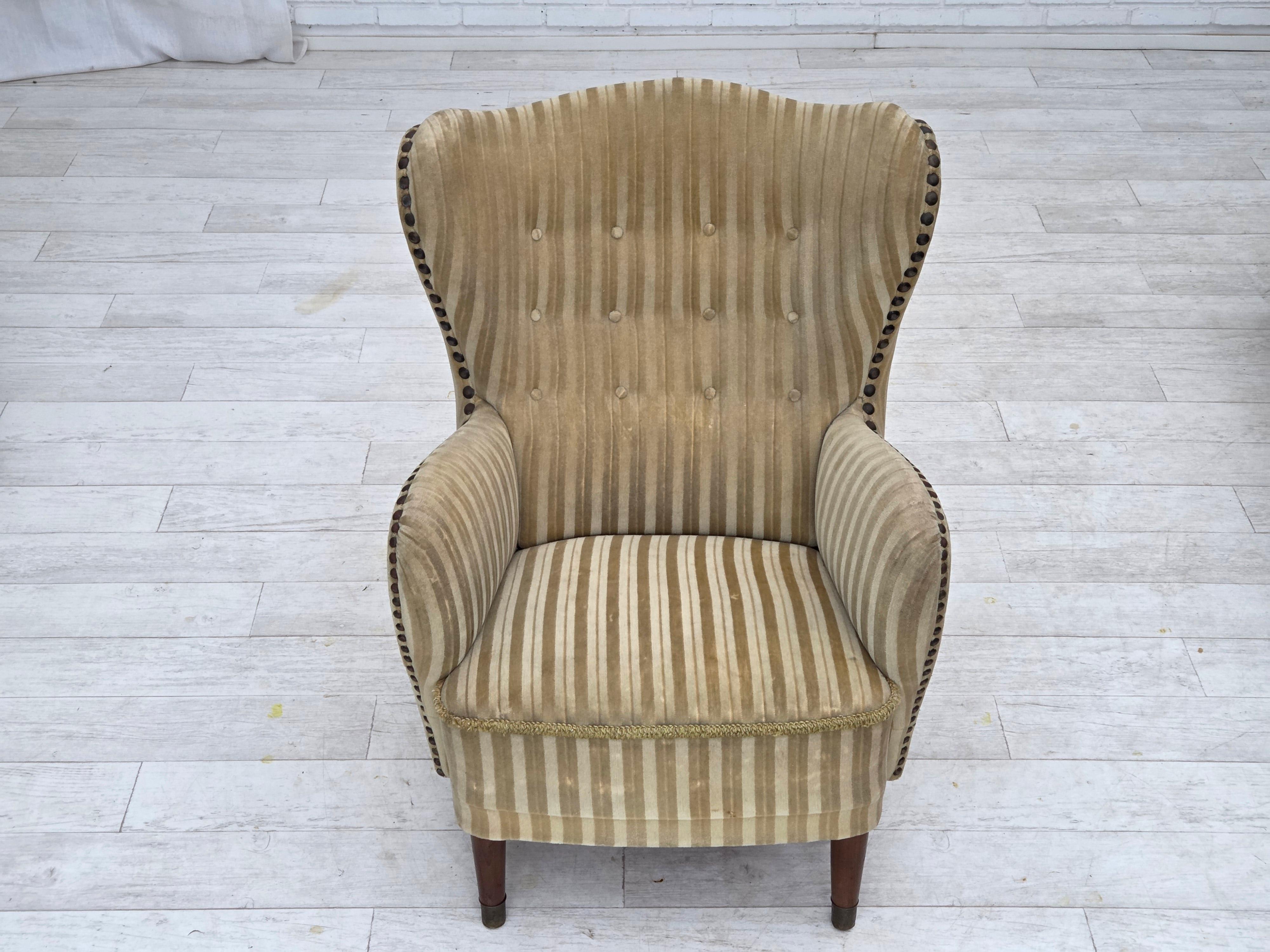 1960er Jahre, dänischer Sessel, hellgrüner Möbelvelours, Buchenholz. im Angebot 1