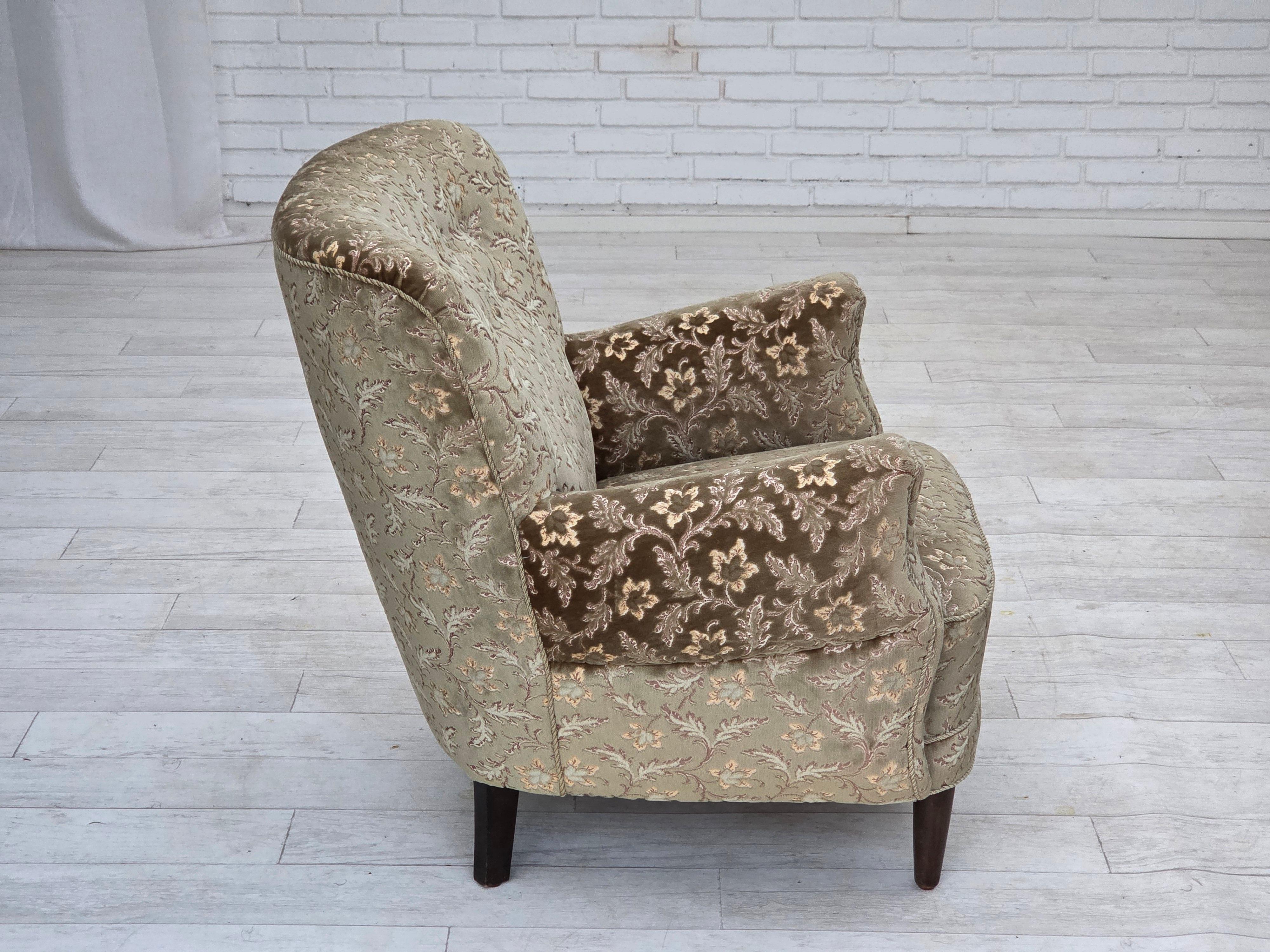 Años 60, sillón danés, muebles de terciopelo verde claro, patas de madera de teca. en venta 3