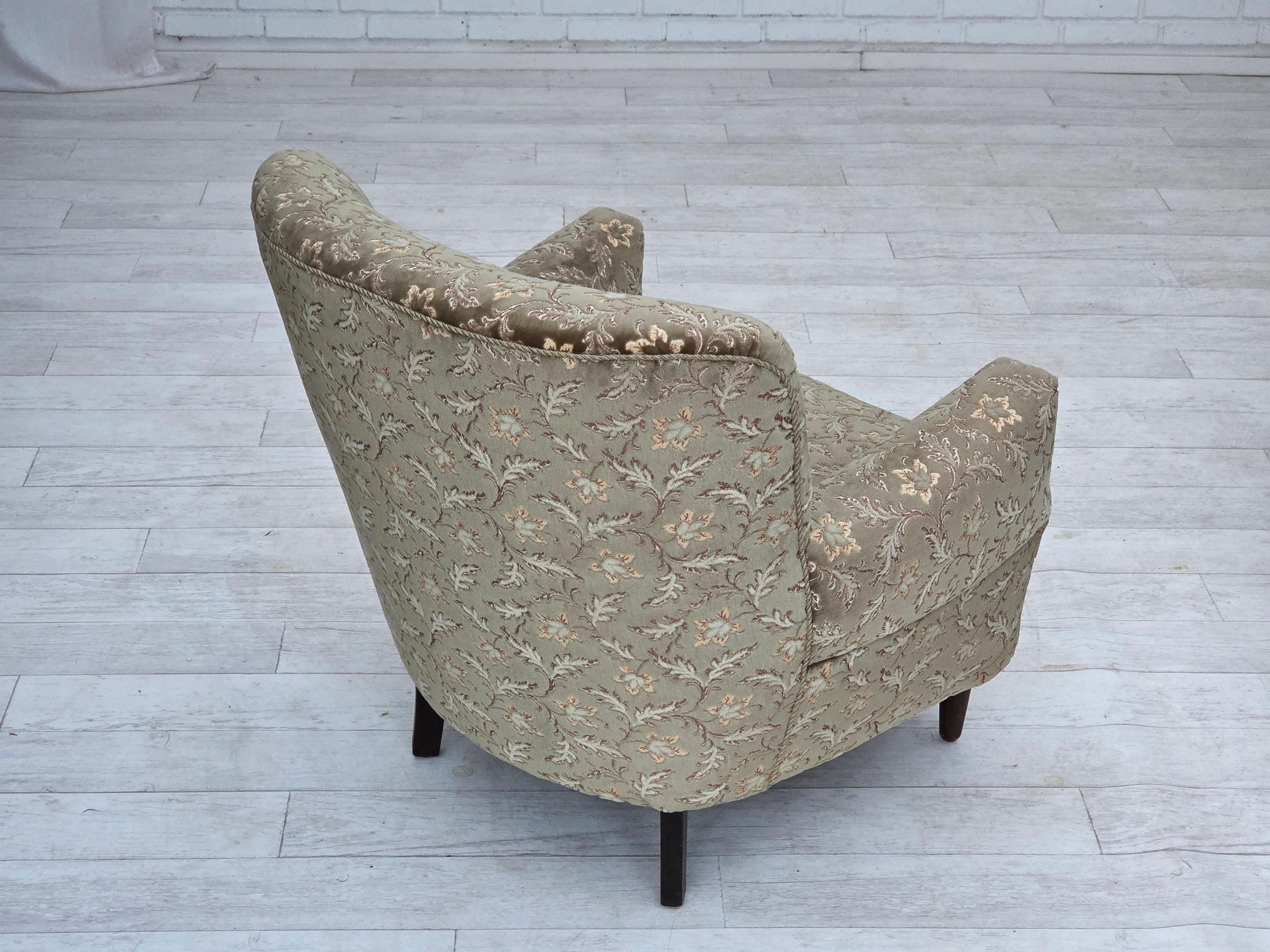 Años 60, sillón danés, muebles de terciopelo verde claro, patas de madera de teca. en venta 4