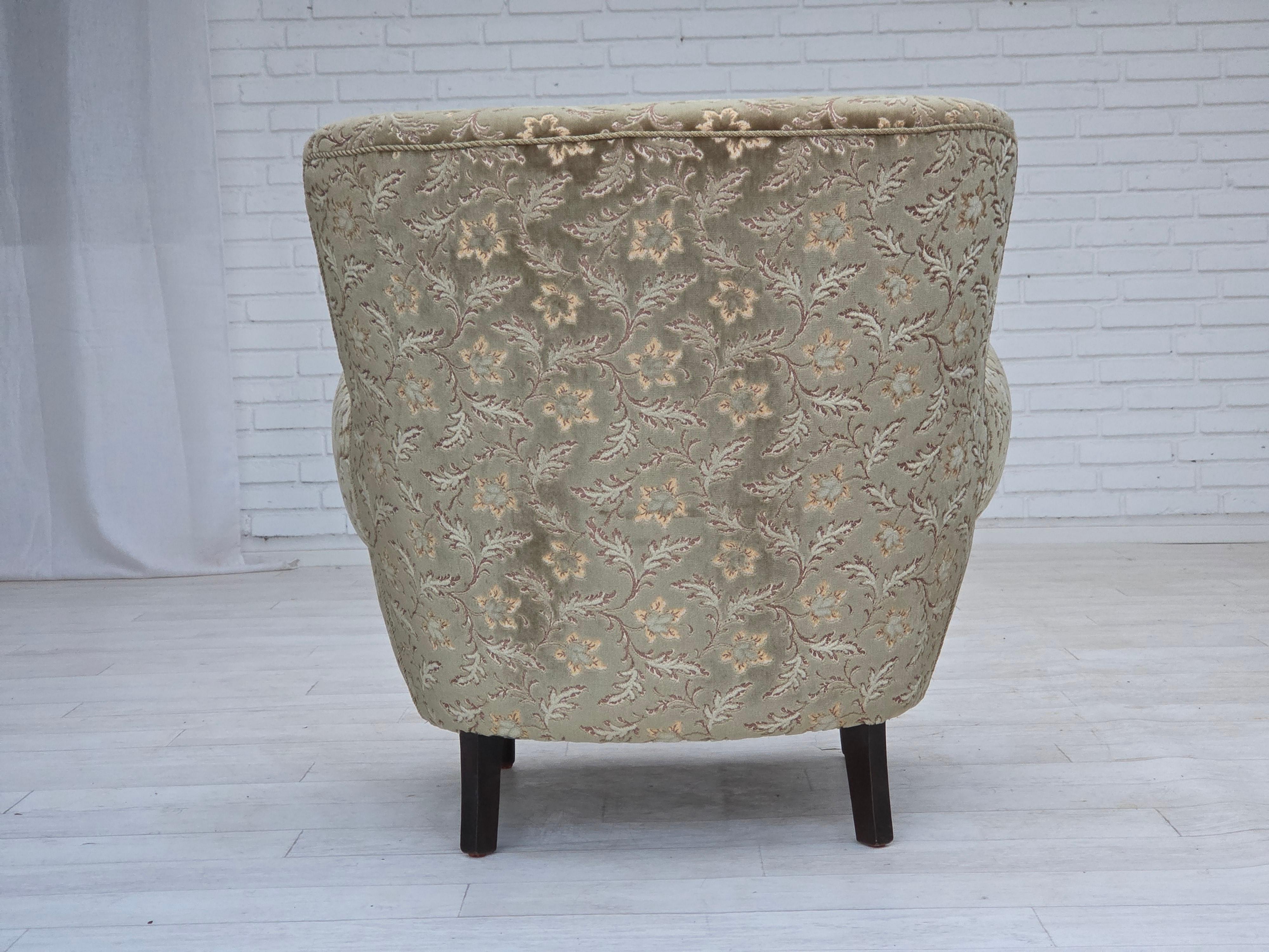 Años 60, sillón danés, muebles de terciopelo verde claro, patas de madera de teca. en venta 5