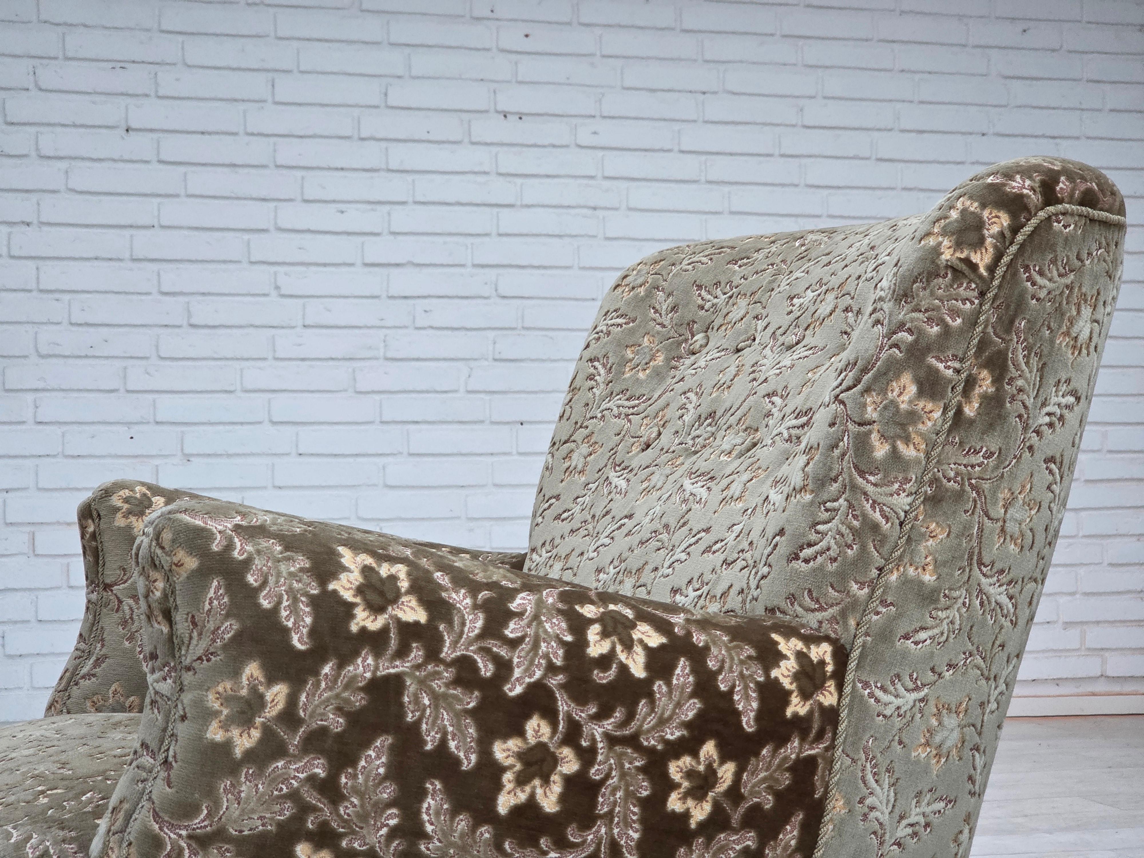 Años 60, sillón danés, muebles de terciopelo verde claro, patas de madera de teca. en venta 9