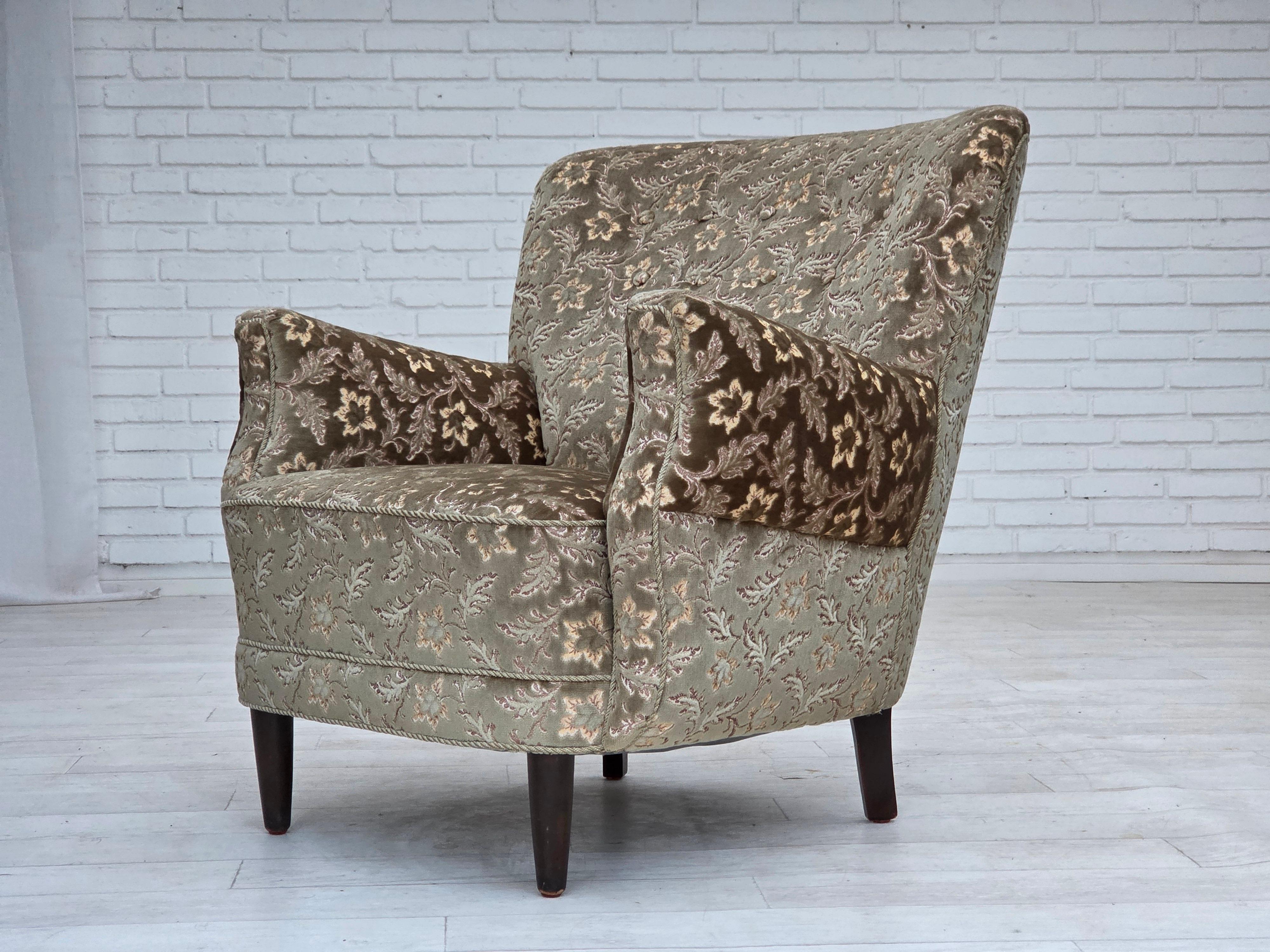 Años 60, sillón danés, muebles de terciopelo verde claro, patas de madera de teca. en venta 10