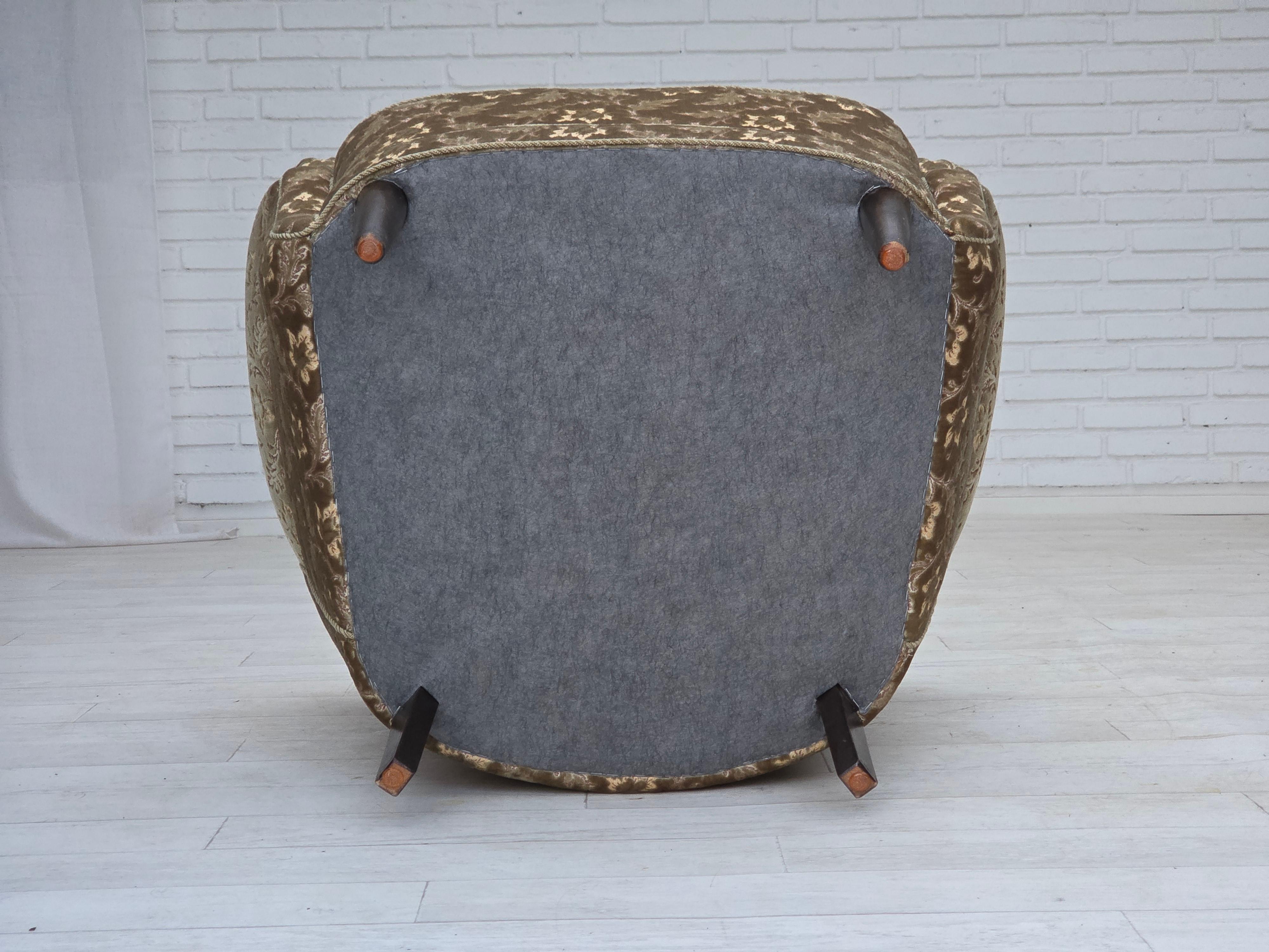 Años 60, sillón danés, muebles de terciopelo verde claro, patas de madera de teca. en venta 11
