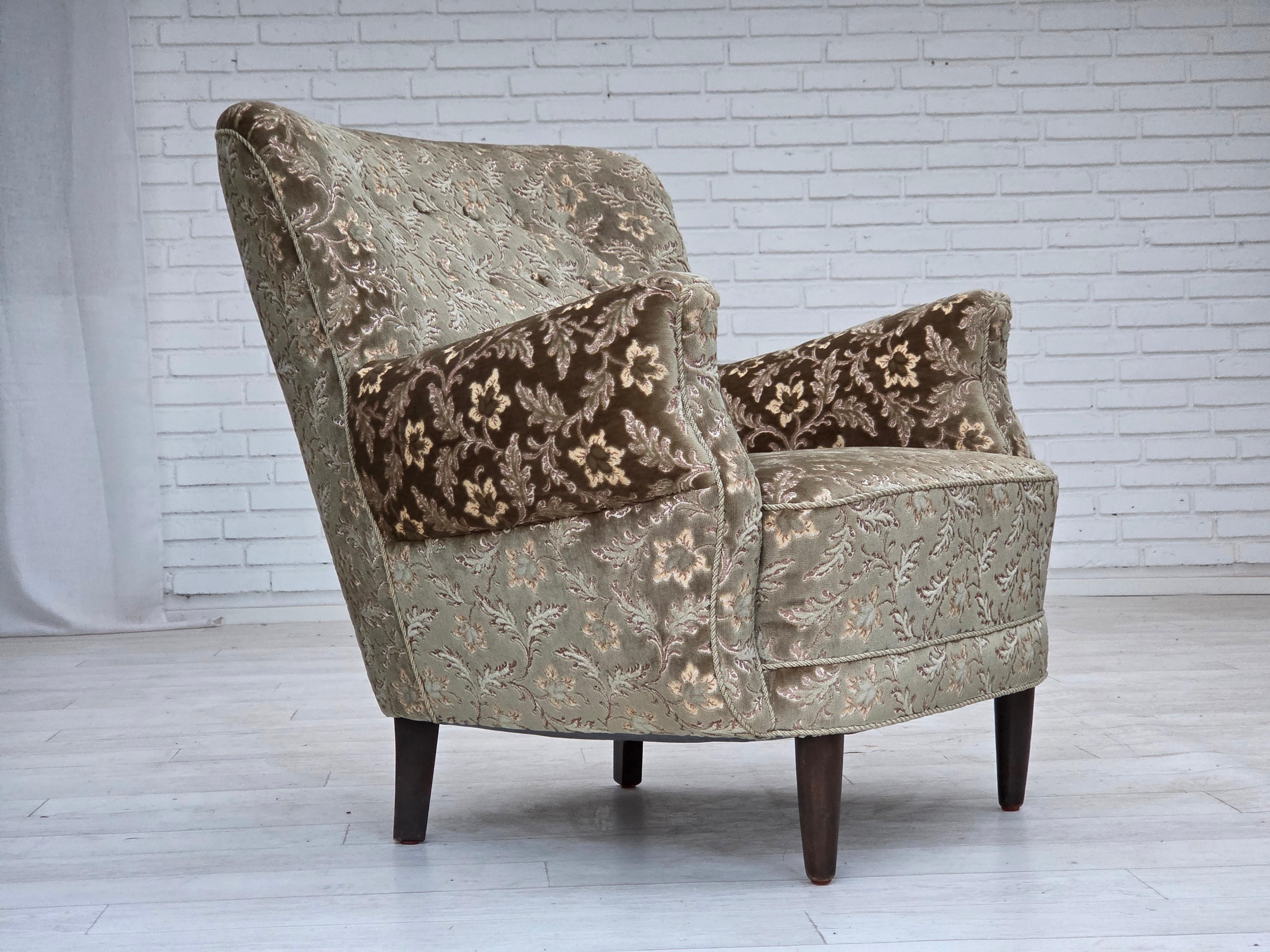 Años 60, sillón danés. Mueble de terciopelo verde claro, patas de madera de teca, muelles en el asiento. La silla fue retapizada por un artesano hace unos 10-15 años. Muy buen estado: sin olores, sin manchas y construcción estable. Fabricado por un