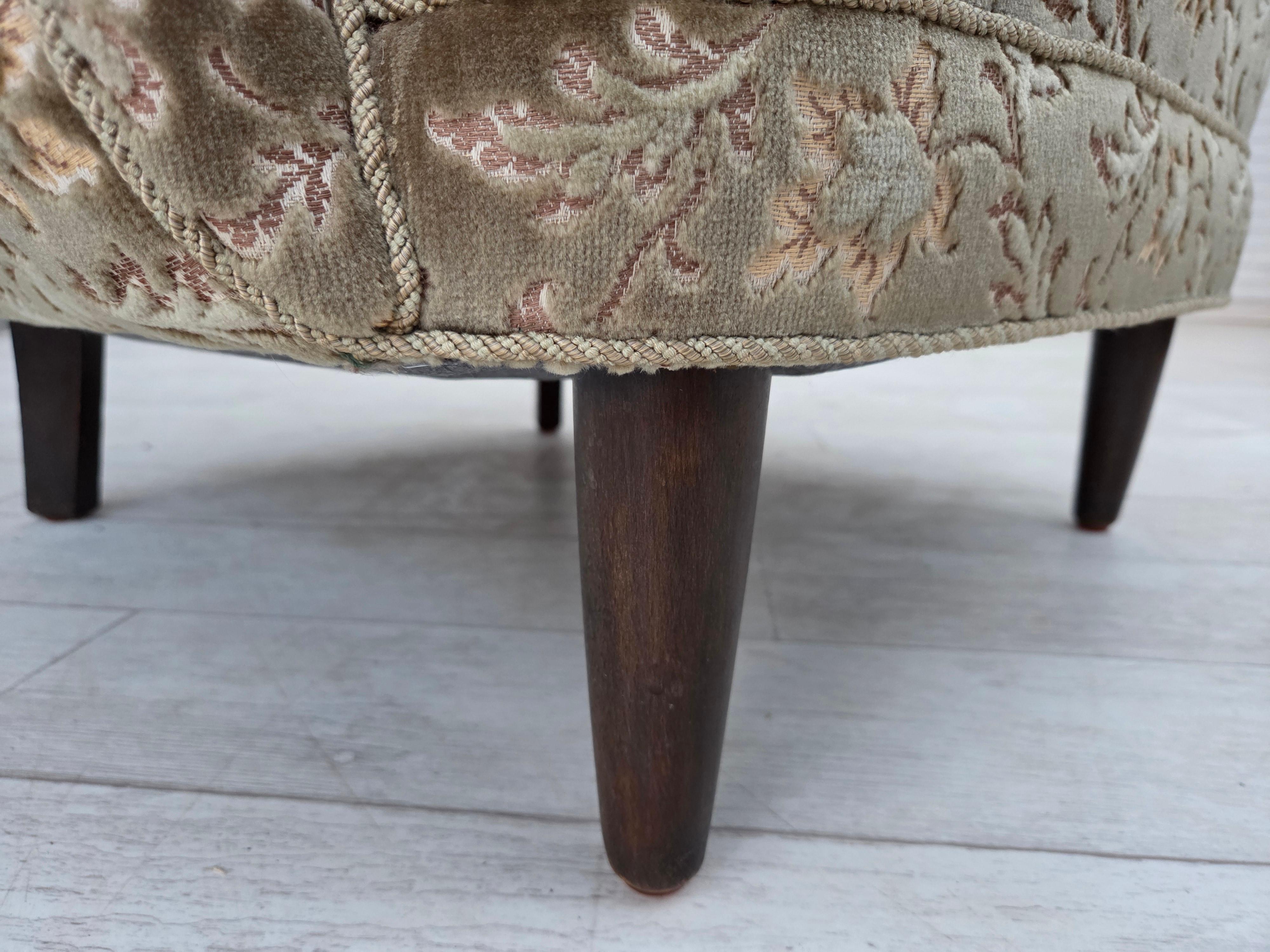 Años 60, sillón danés, muebles de terciopelo verde claro, patas de madera de teca. en Bueno estado para la venta en Tarm, 82