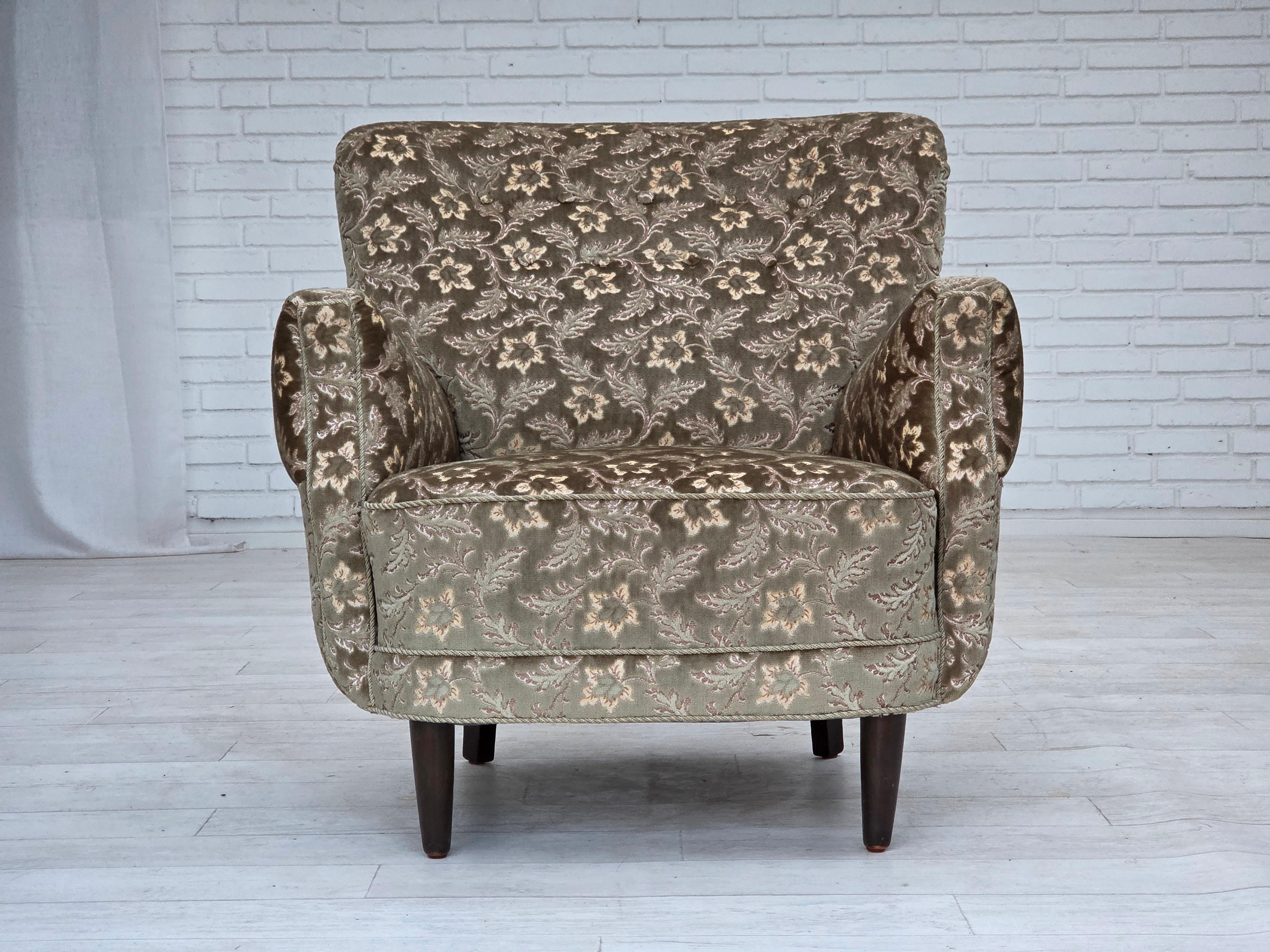 Años 60, sillón danés, muebles de terciopelo verde claro, patas de madera de teca. mediados del siglo XX en venta