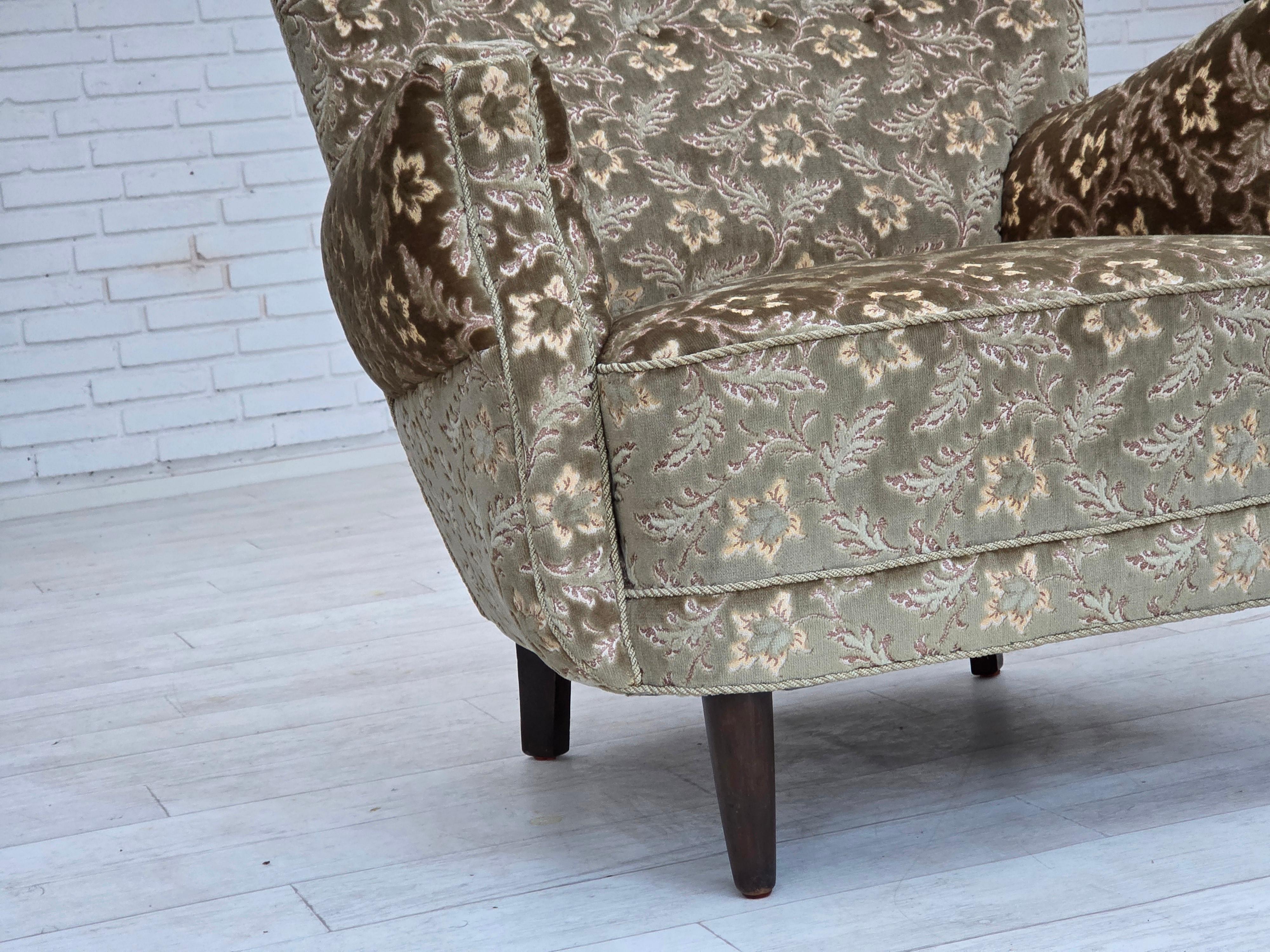 Años 60, sillón danés, muebles de terciopelo verde claro, patas de madera de teca. en venta 1