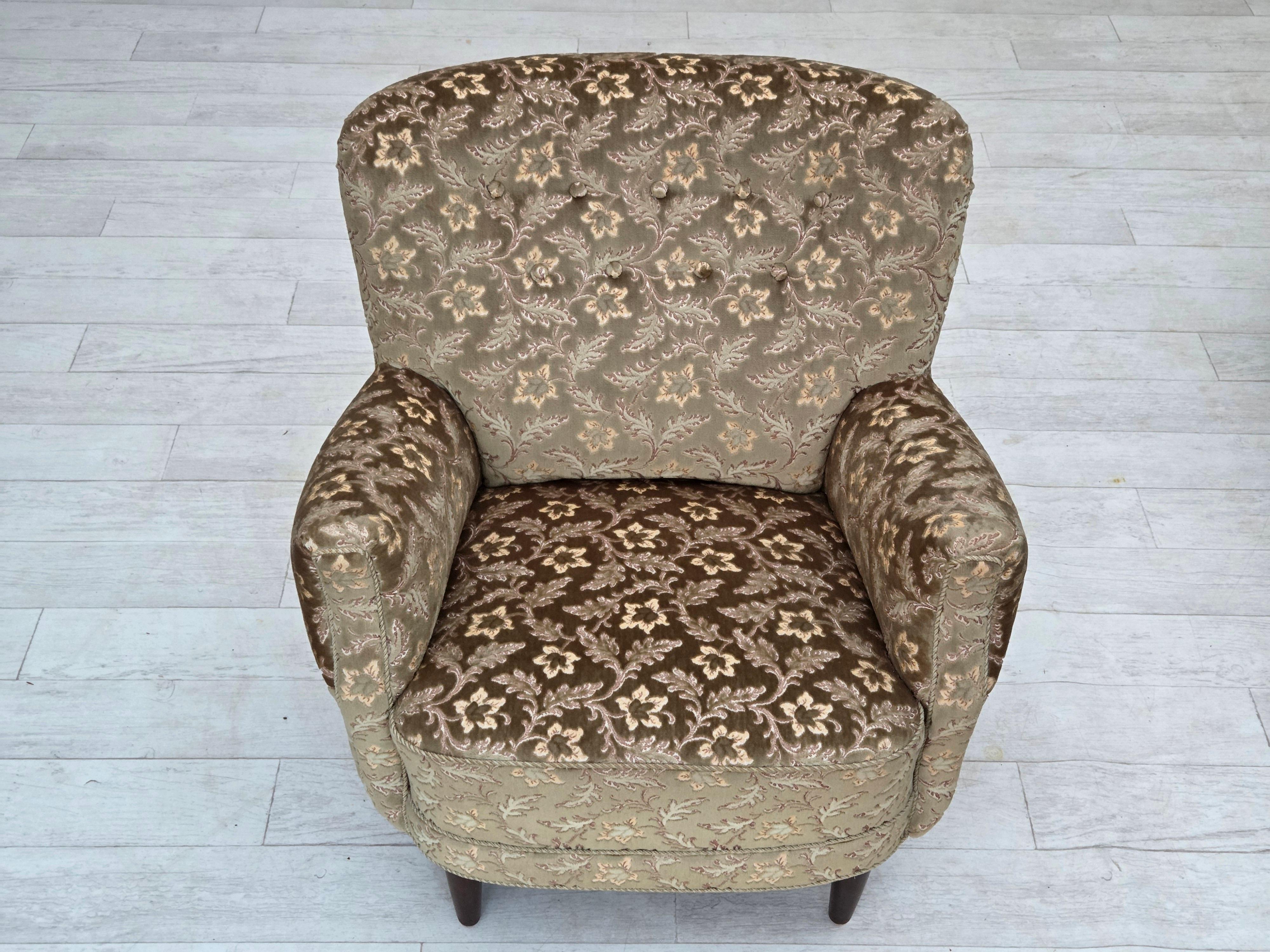 Años 60, sillón danés, muebles de terciopelo verde claro, patas de madera de teca. en venta 2