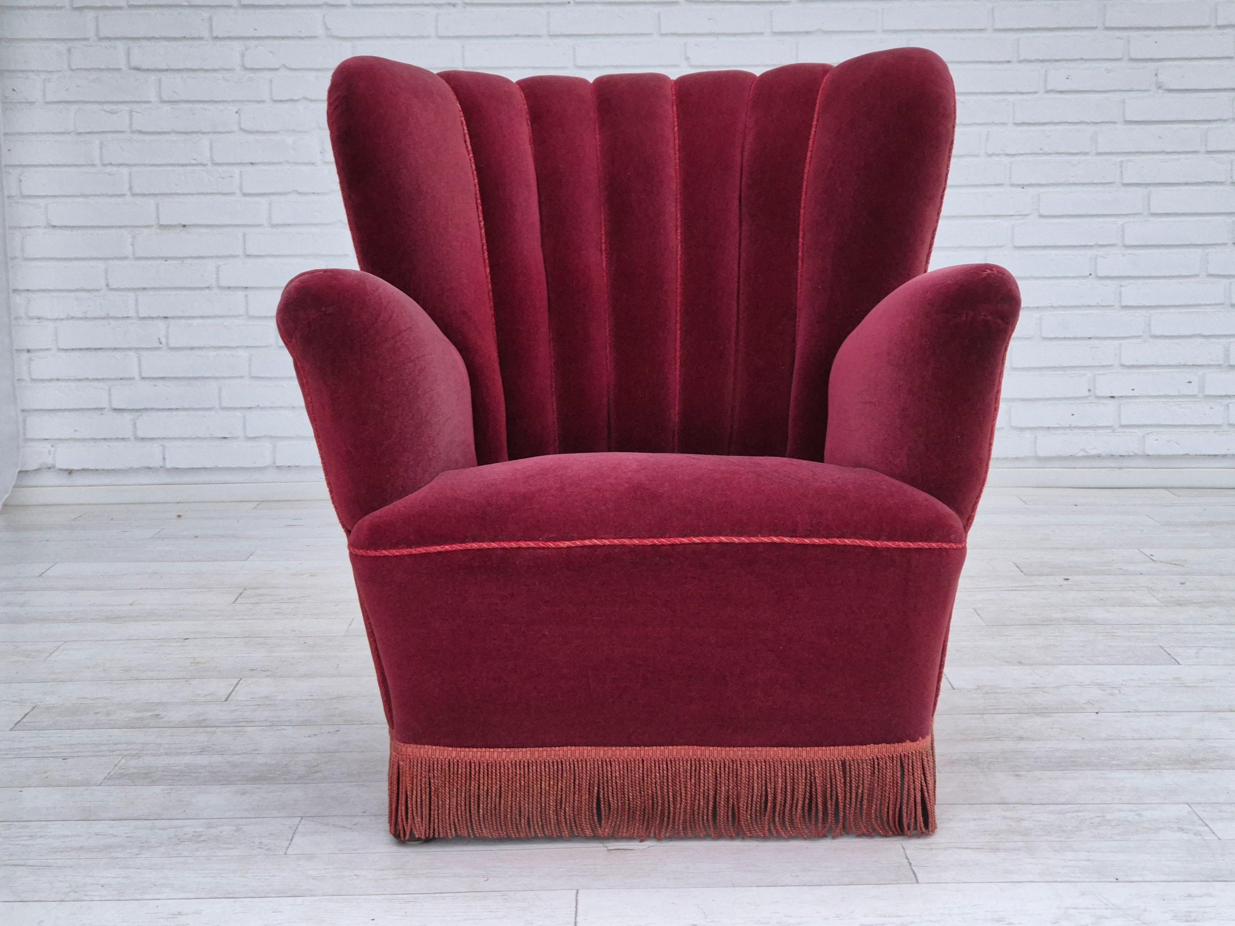1960er Jahre, Dänischer Sessel. Originaler sehr guter Zustand: keine Gerüche, keine Flecken, stabile Konstruktion. Original kirschroter Möbelvelours, Messingfedern im Sitz, Beine aus dunklem Buchenholz. Hergestellt von einem dänischen