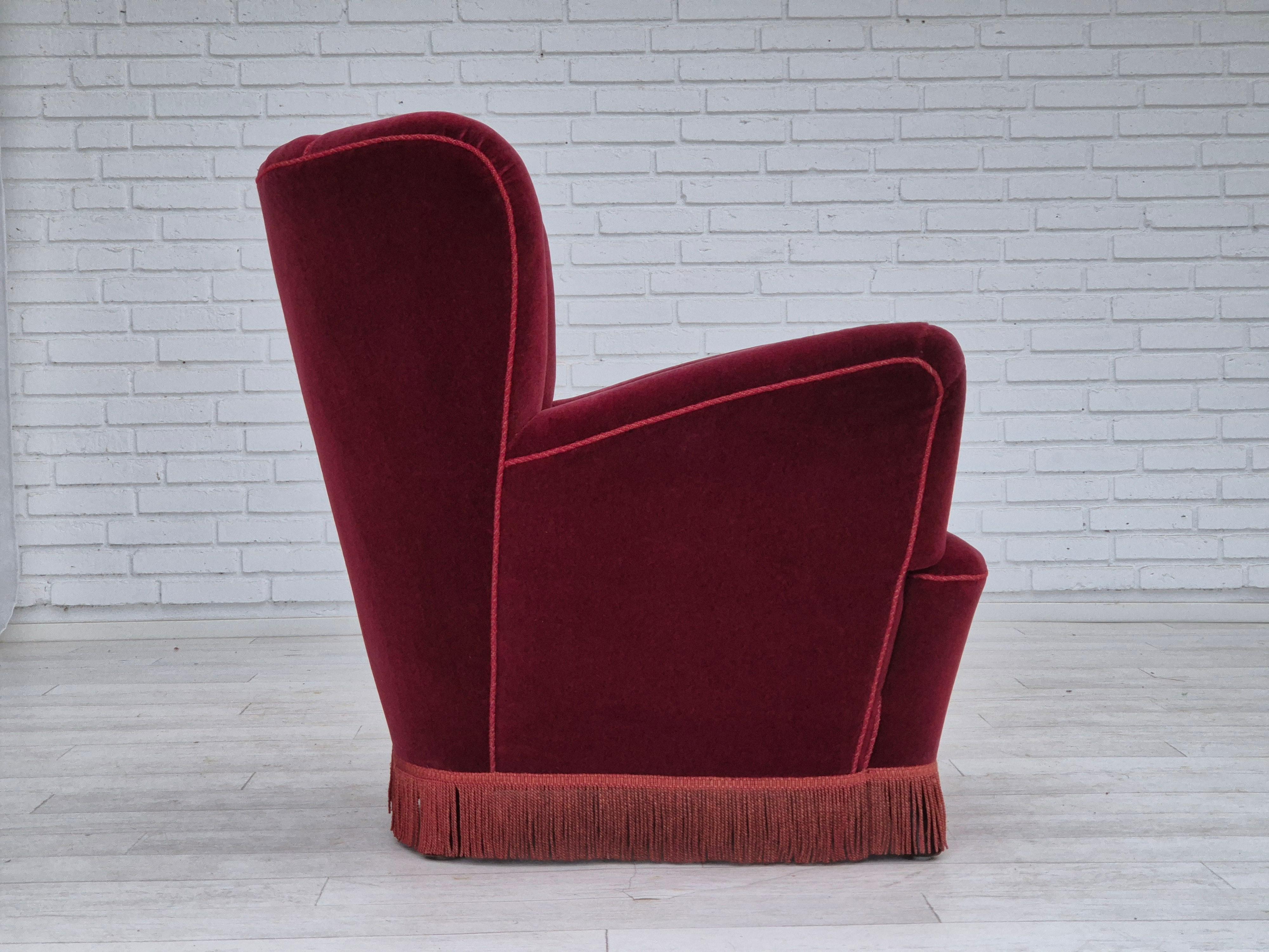 Dänischer Sessel, originaler Zustand, 1960er Jahre, Kirschbaumholzrot, Samt. im Zustand „Gut“ im Angebot in Tarm, 82