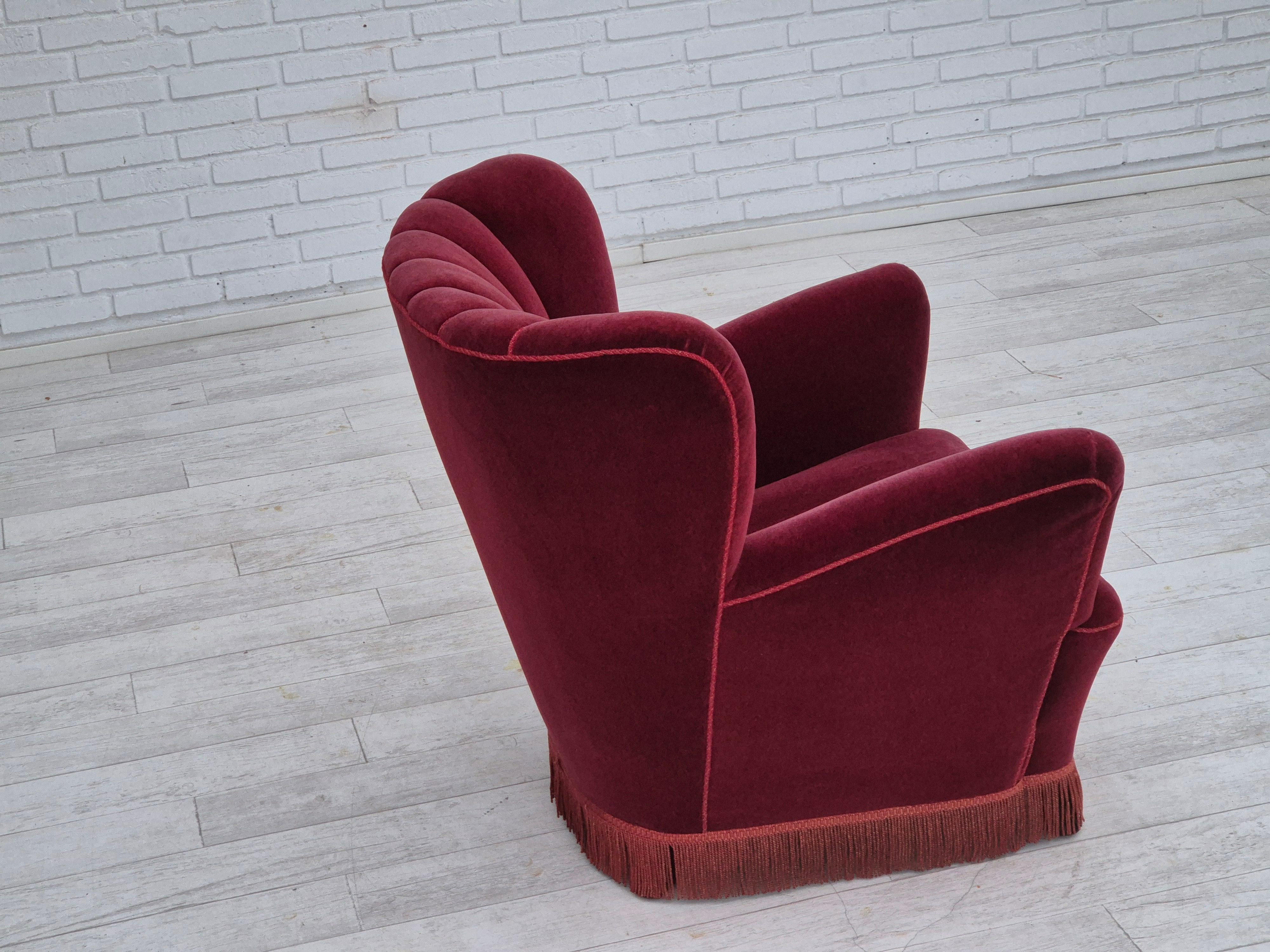 Dänischer Sessel, originaler Zustand, 1960er Jahre, Kirschbaumholzrot, Samt. (Mitte des 20. Jahrhunderts) im Angebot