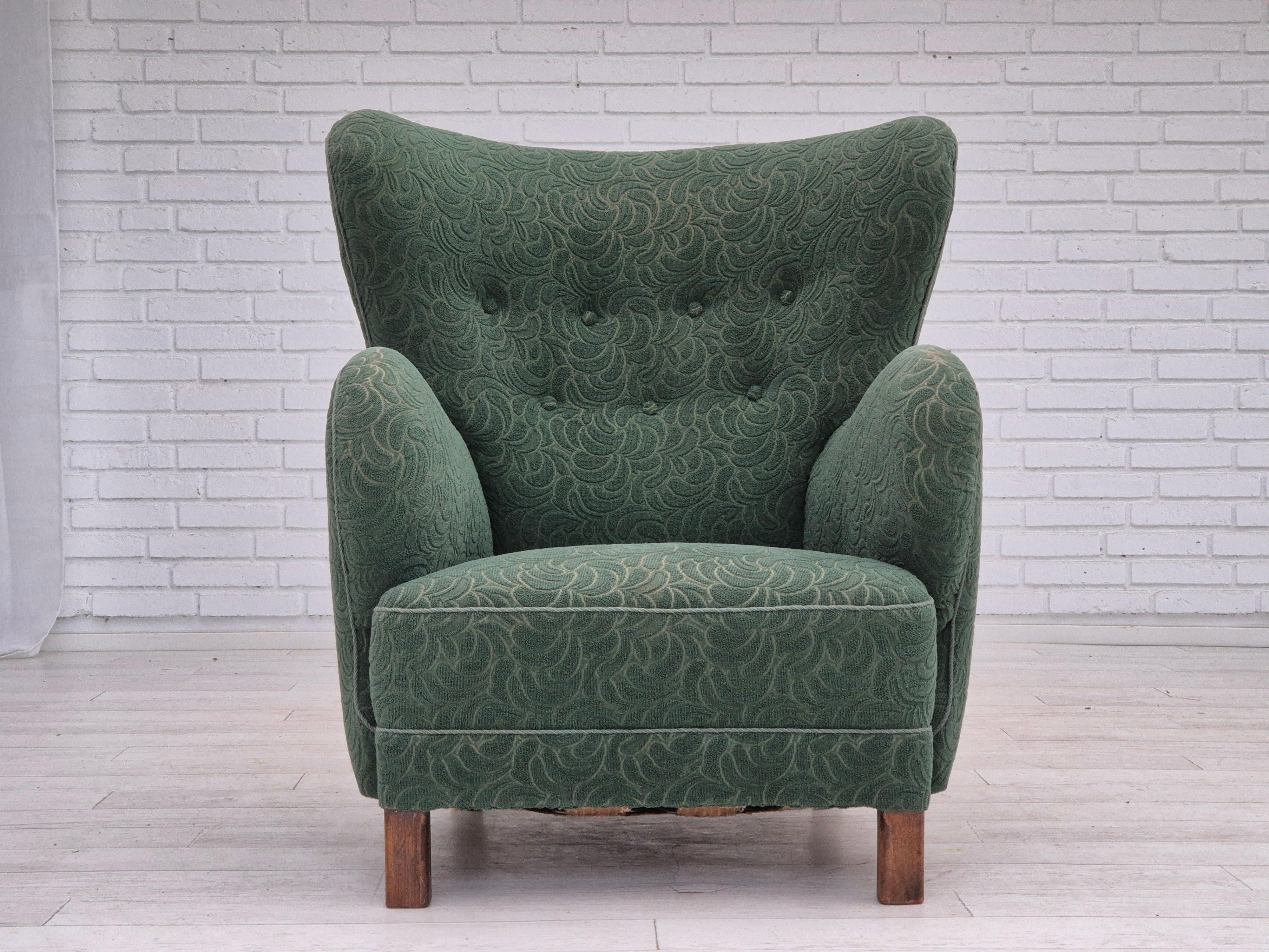 Años 60, sillón danés. Buen estado original: sin olores ni manchas. Mueble original de tela verde, patas de madera de haya, muelles en el asiento. Fabricado por un fabricante de muebles danés hacia 1955-60. Diseño escandinavo original directamente