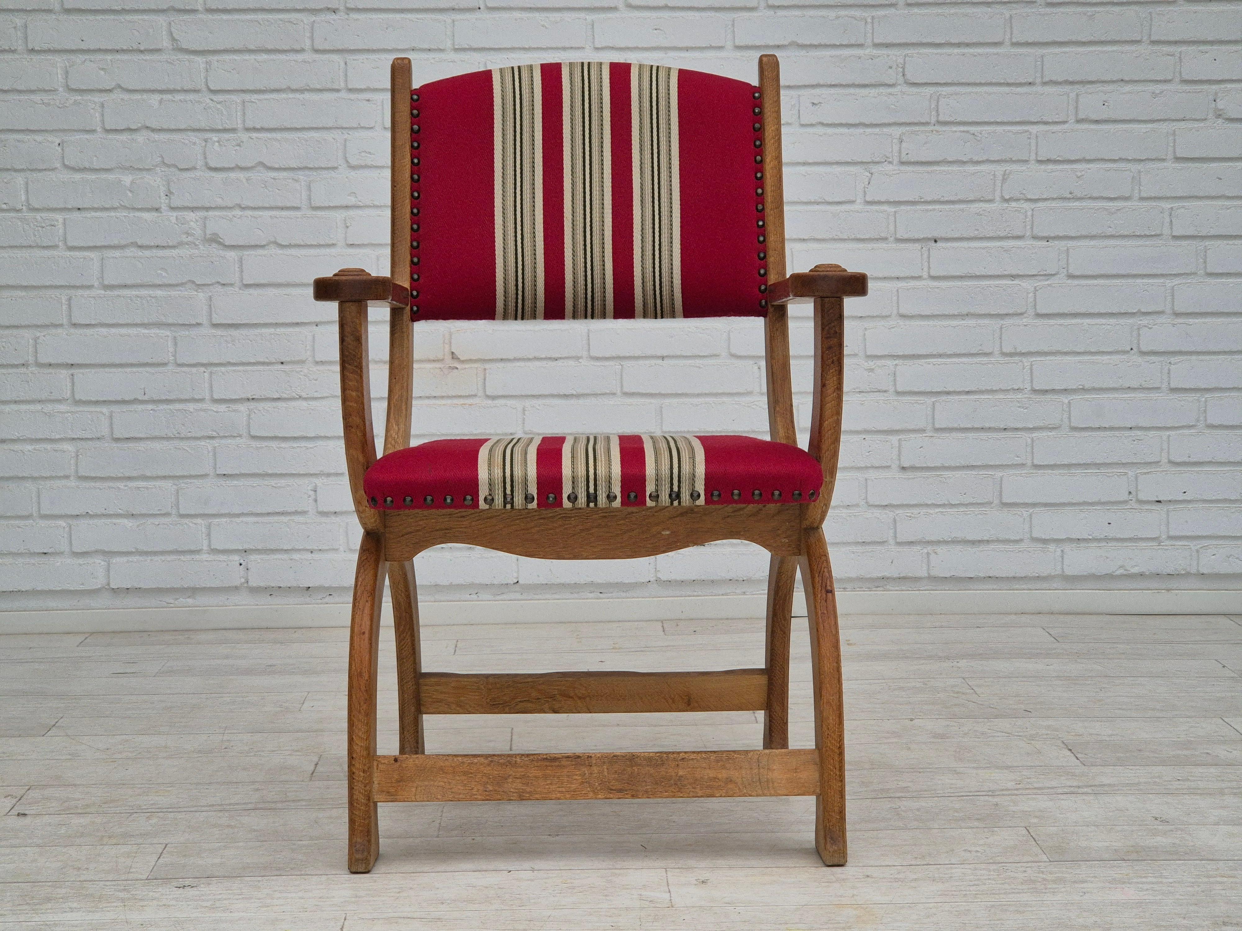 1960er Jahre, dänischer Sessel in sehr gutem Originalzustand. Keine Gerüche und keine Flecken, neue Gurte im Sitz. Original rote Möbelwolle, Eichenholz. Hergestellt von einem dänischen Möbelhersteller etwa in den Jahren 1965-70. Der Stuhl wurde von
