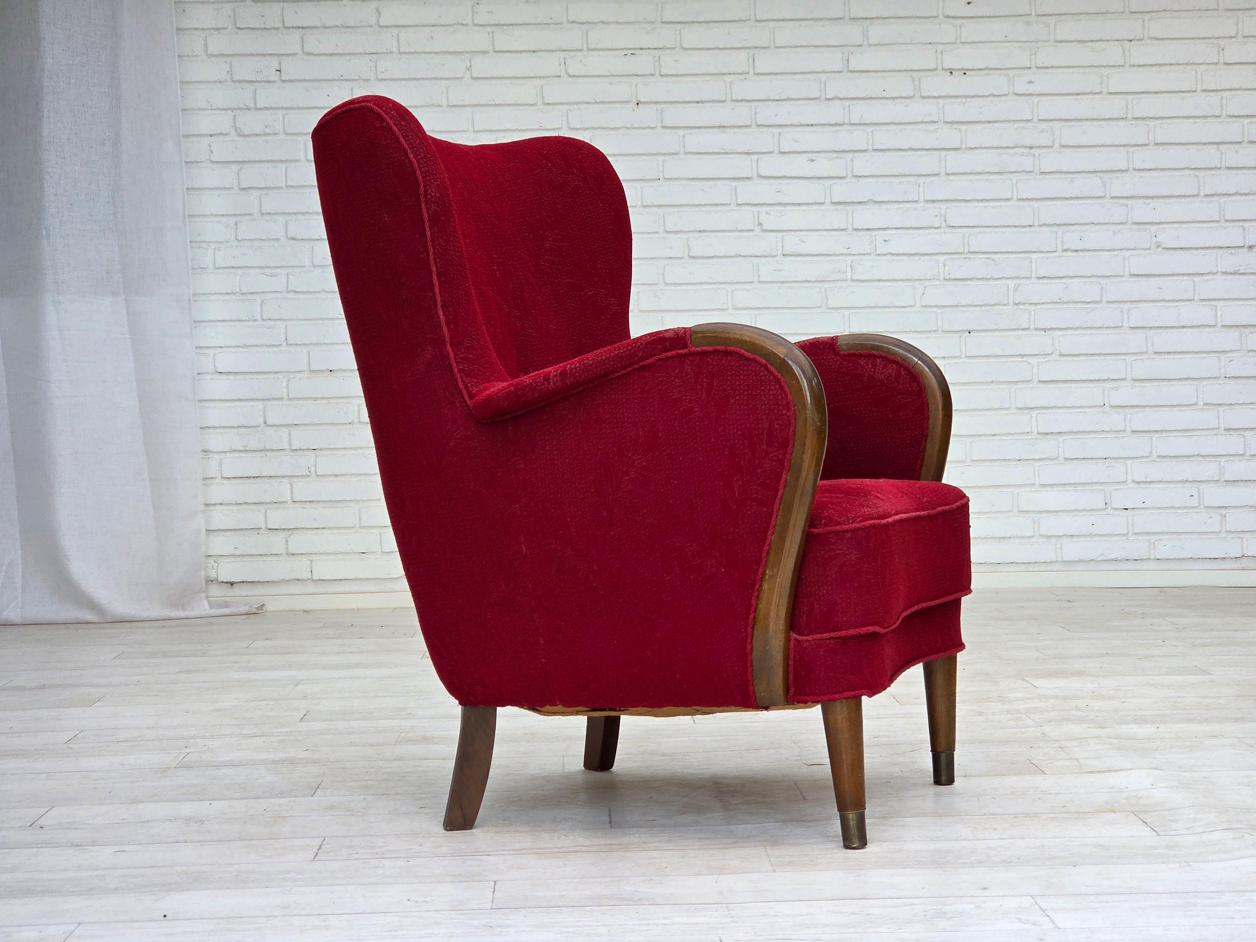 Años 60, sillón danés. Buen estado original: sin olores, sin manchas y construcción estable. Mueble original rojo de tela de lana, patas de madera de haya con tacos de latón, muelles de latón en el asiento. Ligeros signos de desgaste en los