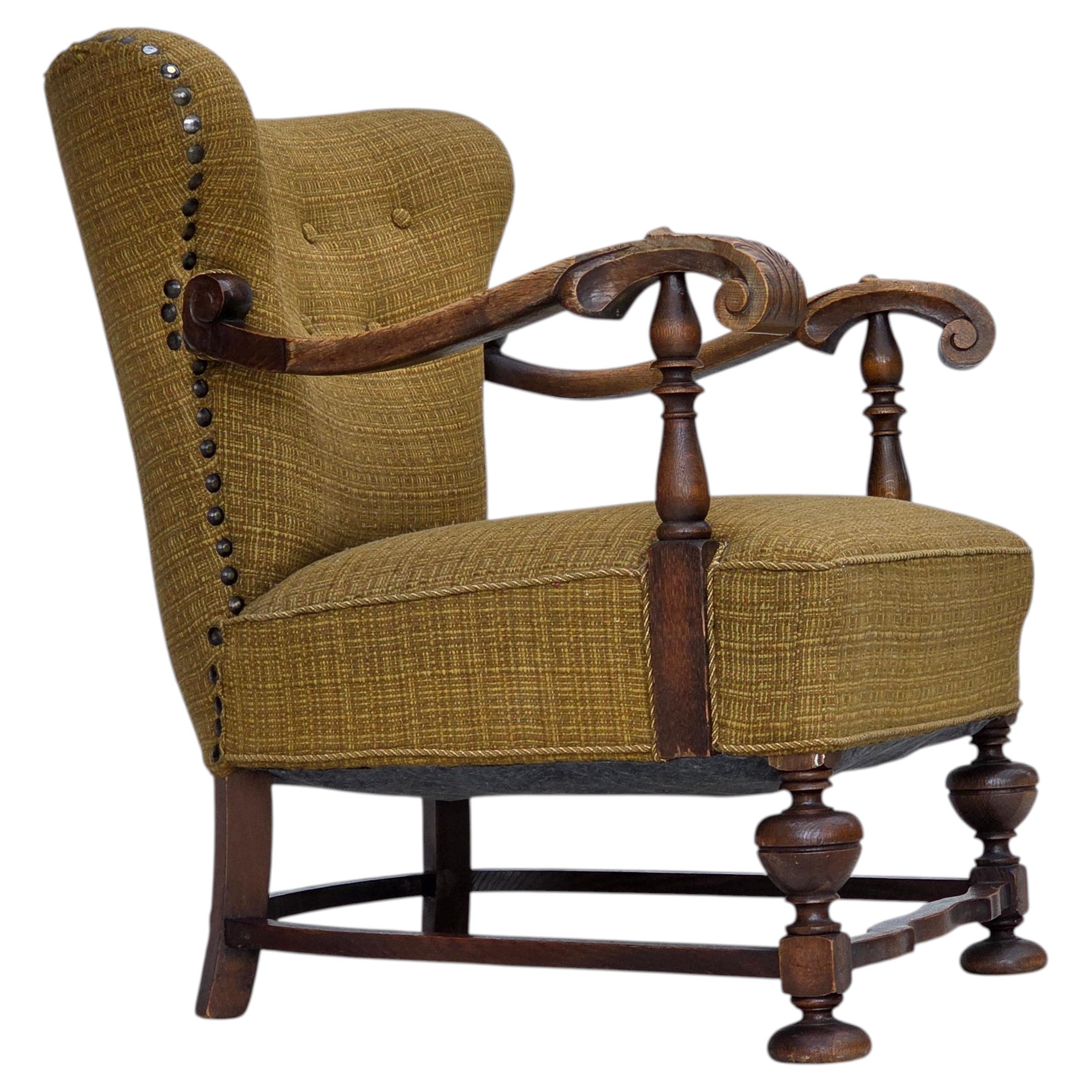 Años 60, sillón danés, muebles originales de lana verde, madera de roble tallada.