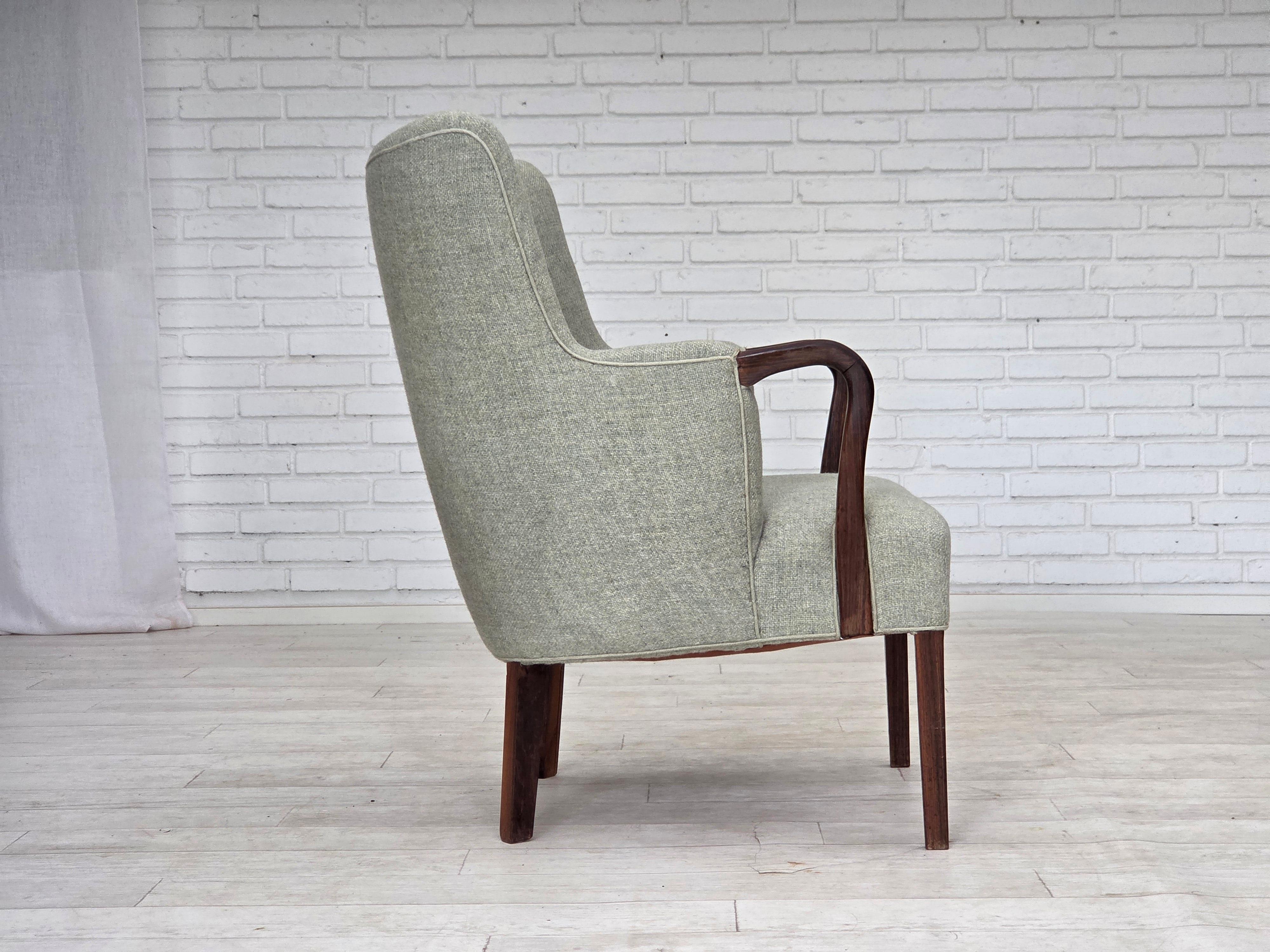 Fauteuil danois des années 1960, laine d'ameublement gris clair d'origine, bois de teck massif. en vente 3