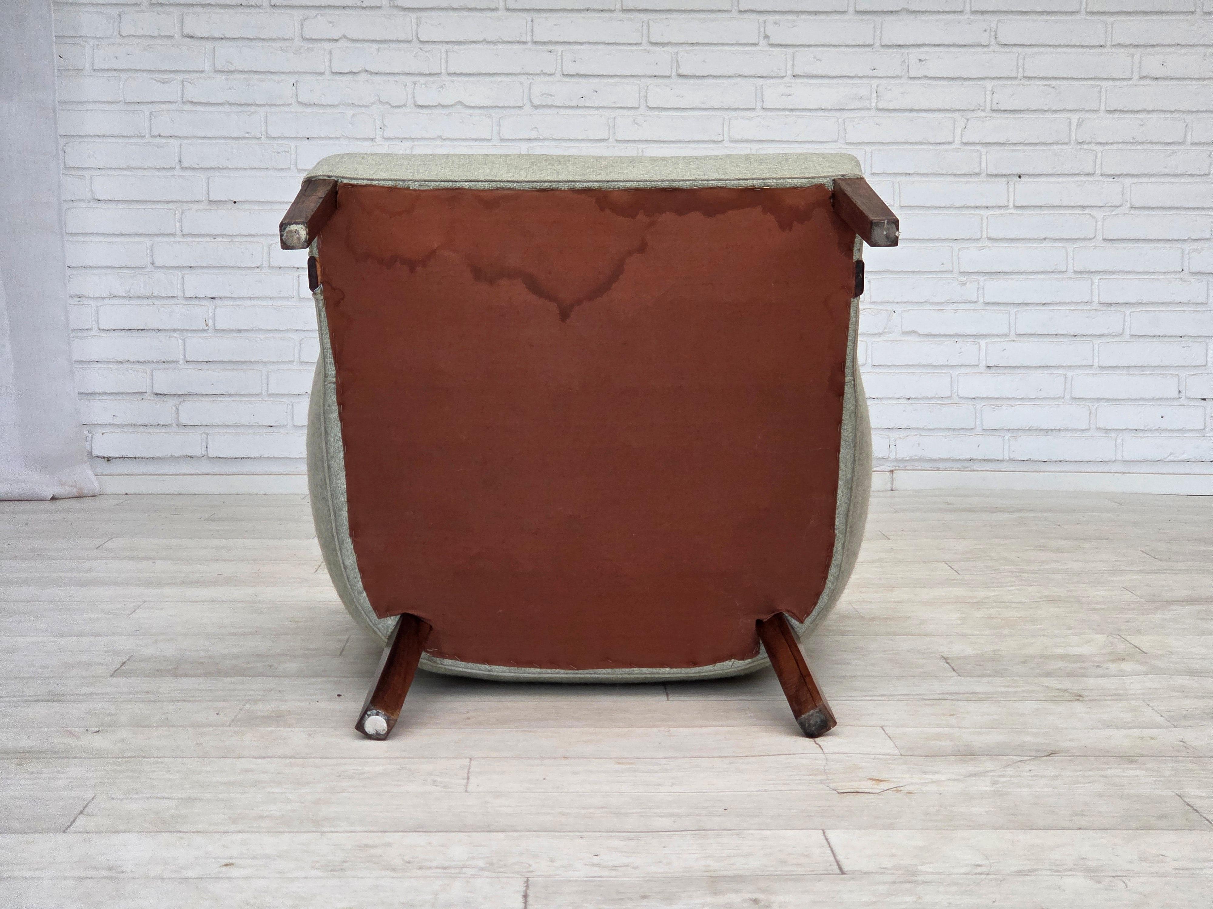Fauteuil danois des années 1960, laine d'ameublement gris clair d'origine, bois de teck massif. en vente 8