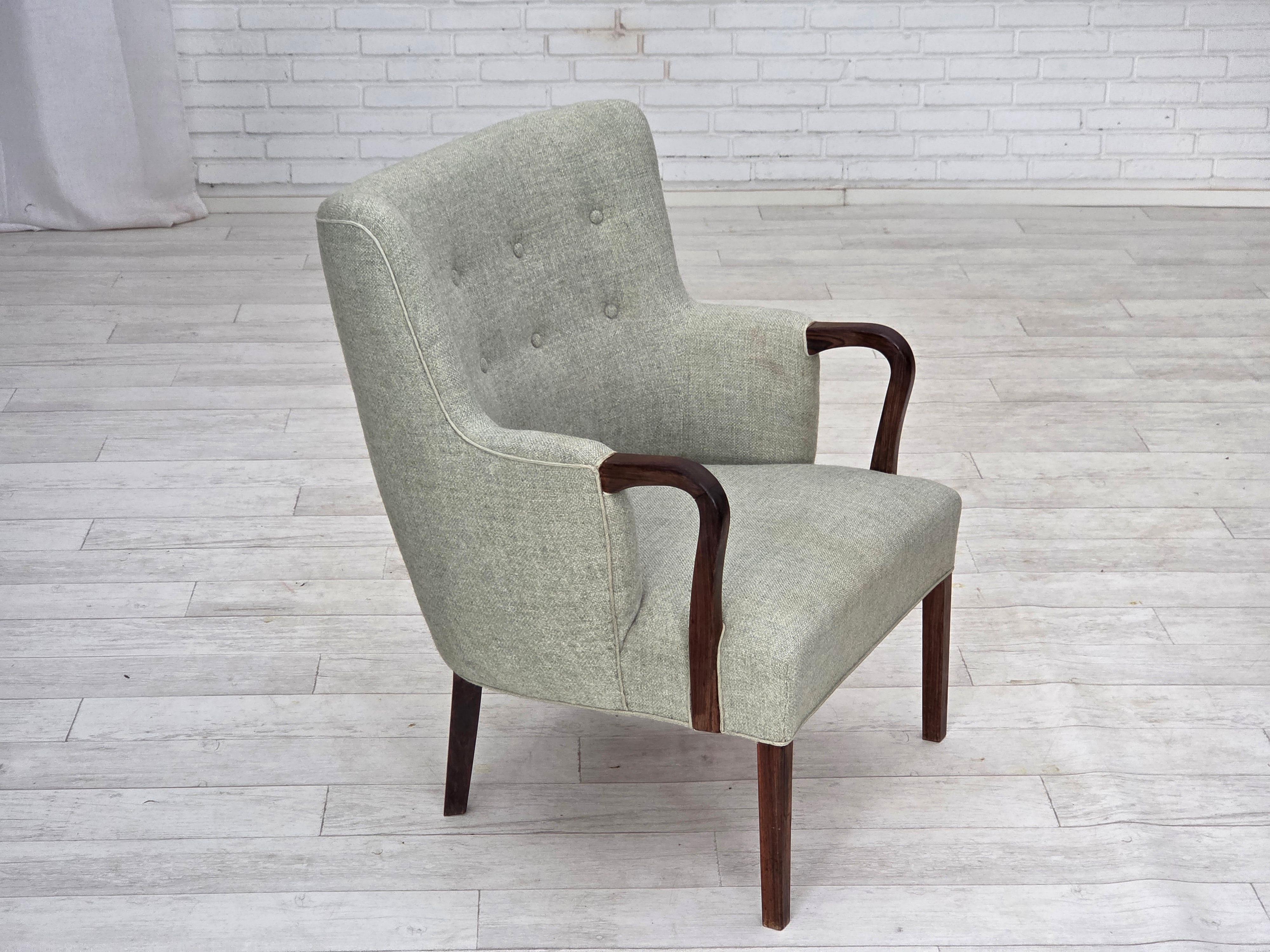 1960s, fauteuil danois. Meuble d'origine en laine gris clair, bois de teck massif, ressorts dans l'assise. Très bon état d'origine : pas d'odeurs, pas de taches et construction stable. Fabriqué par un fabricant de meubles danois dans les années