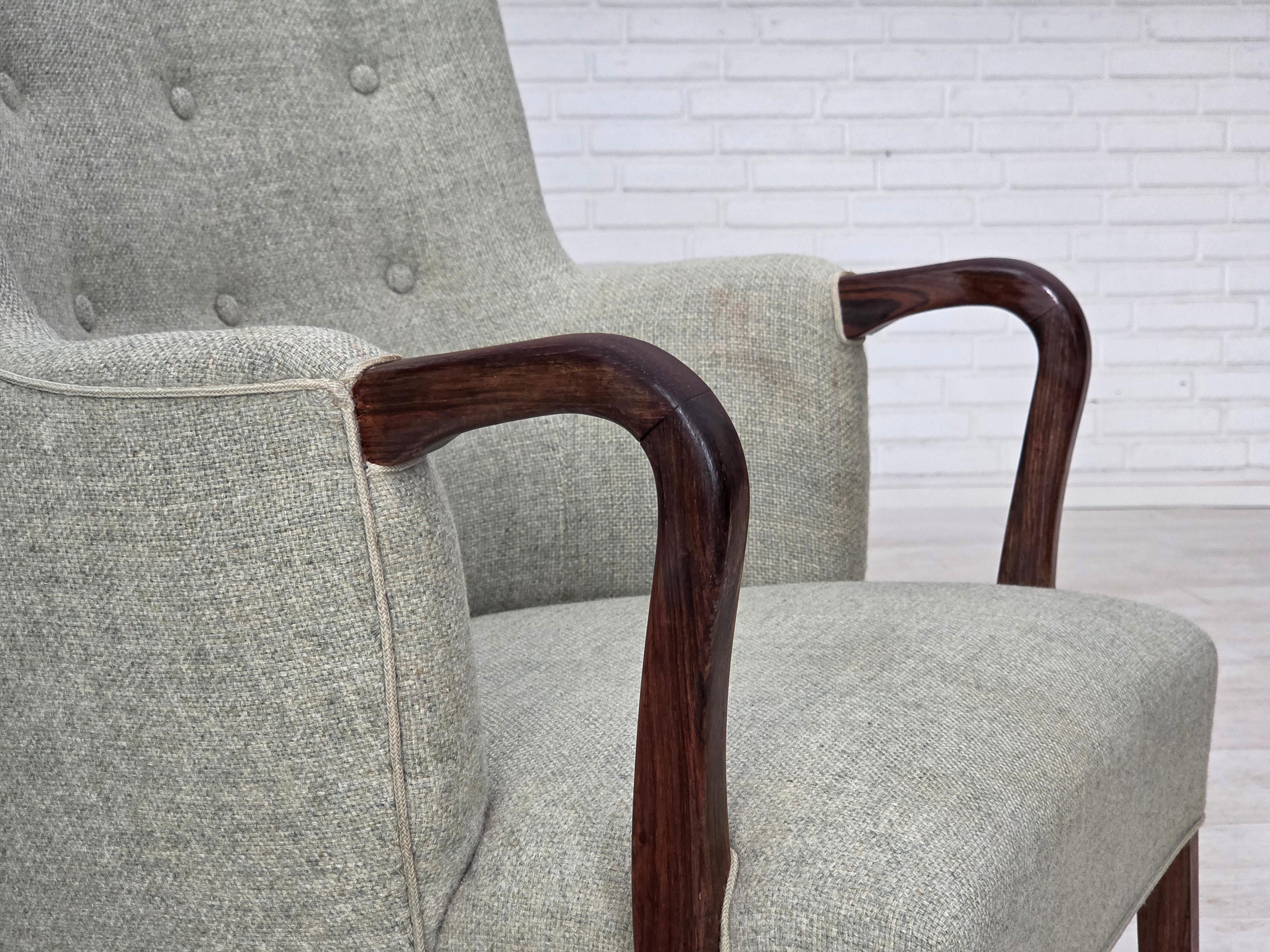 Scandinave moderne Fauteuil danois des années 1960, laine d'ameublement gris clair d'origine, bois de teck massif. en vente