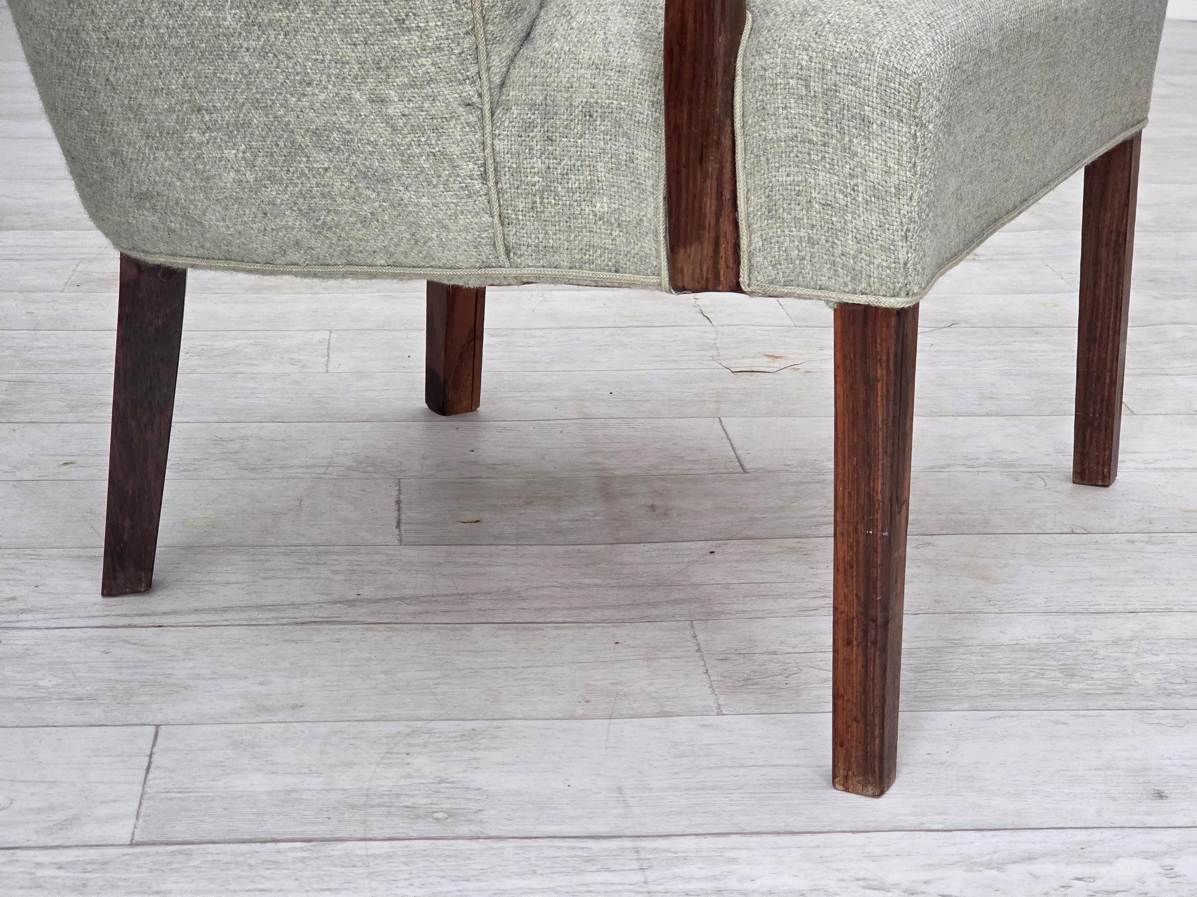 Danois Fauteuil danois des années 1960, laine d'ameublement gris clair d'origine, bois de teck massif. en vente