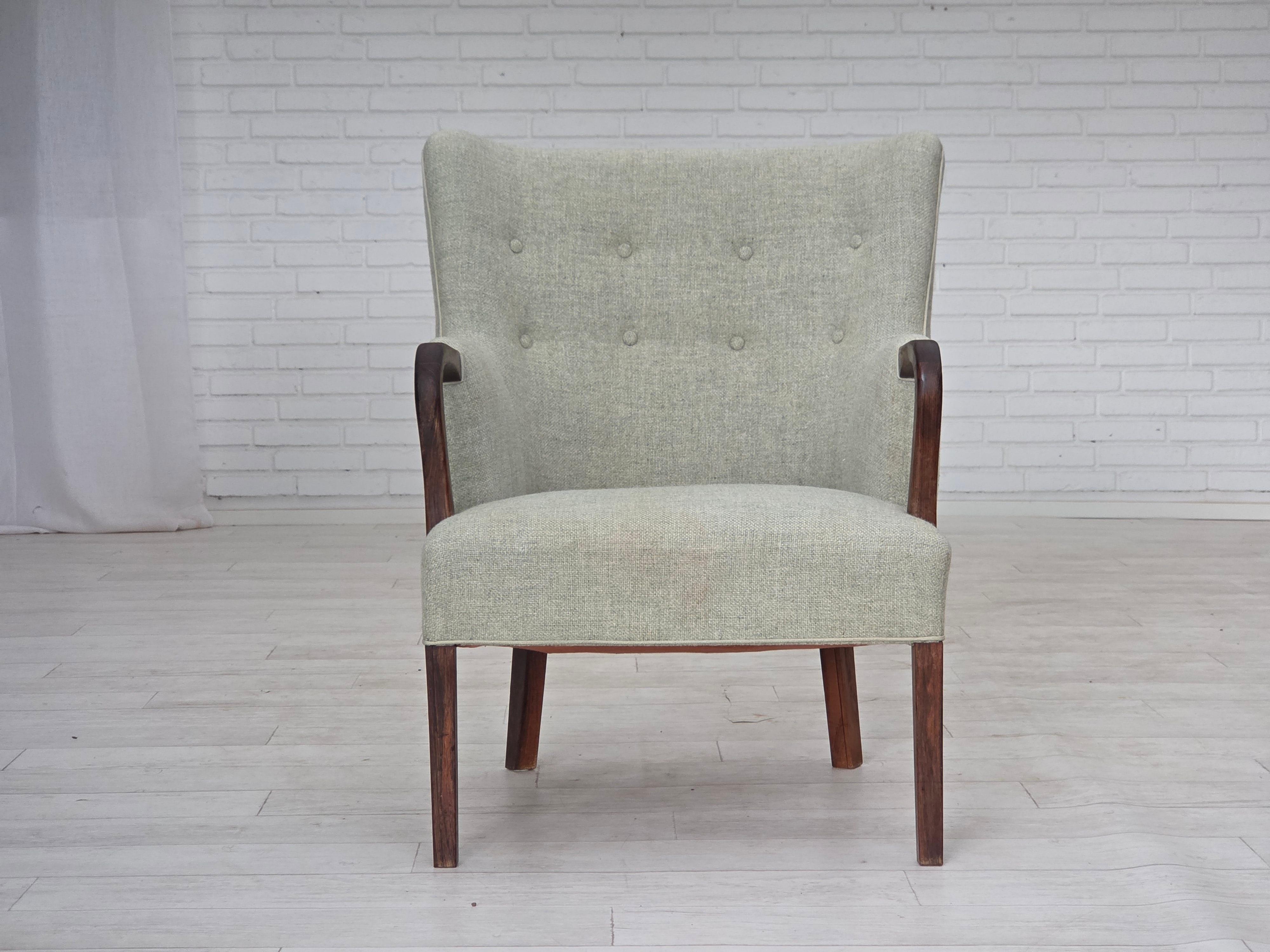 Fauteuil danois des années 1960, laine d'ameublement gris clair d'origine, bois de teck massif. Bon état - En vente à Tarm, 82