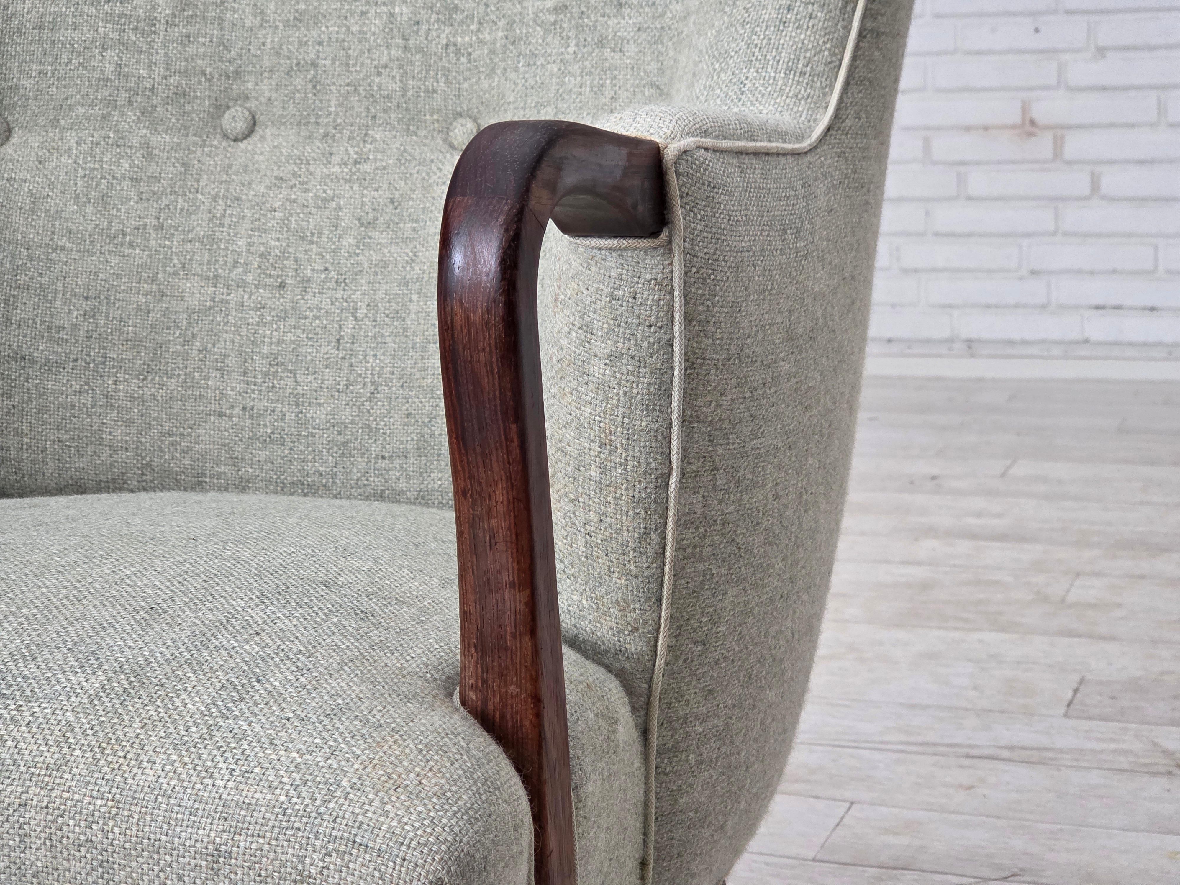 Milieu du XXe siècle Fauteuil danois des années 1960, laine d'ameublement gris clair d'origine, bois de teck massif. en vente