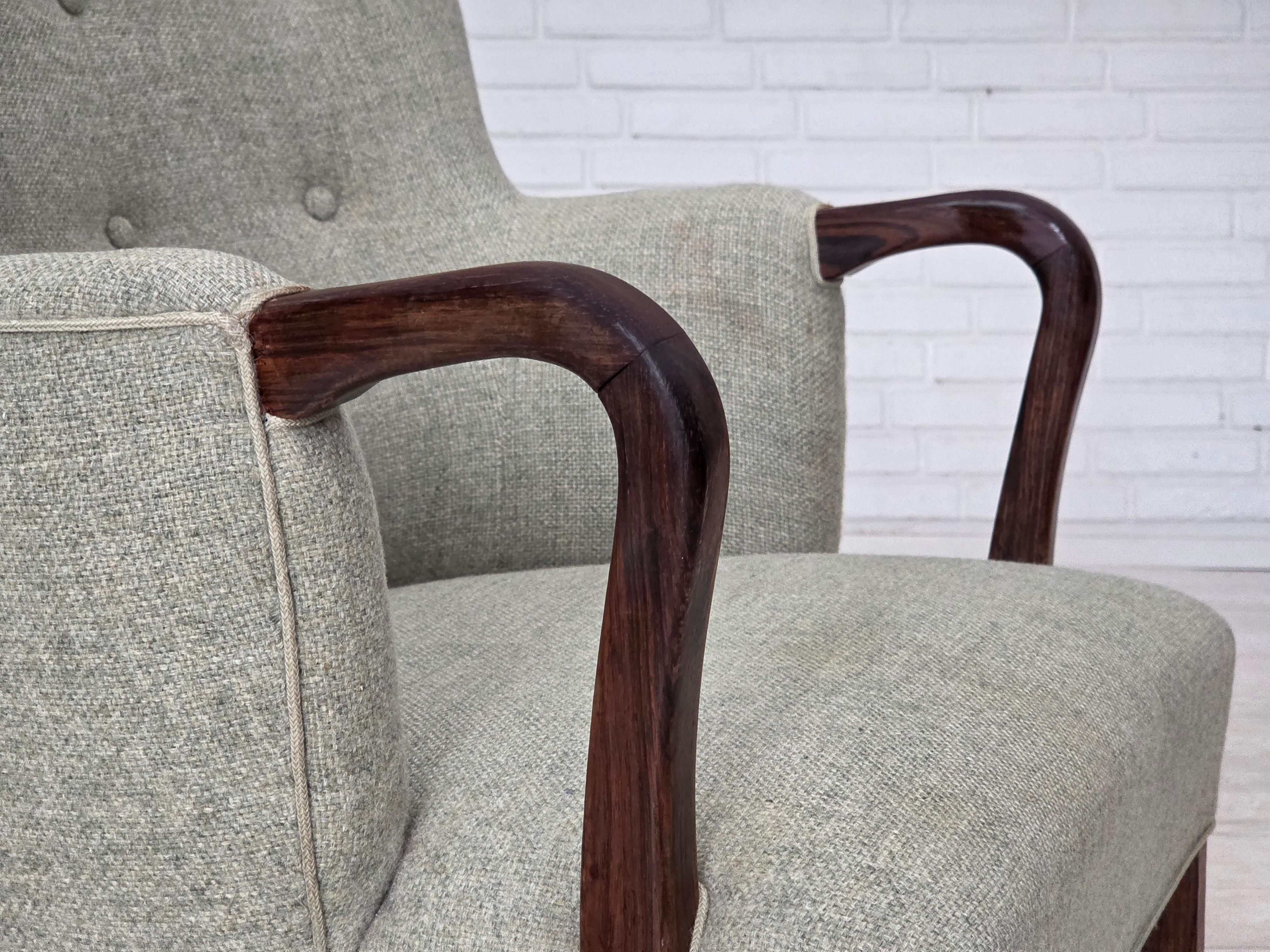 Laine Fauteuil danois des années 1960, laine d'ameublement gris clair d'origine, bois de teck massif. en vente