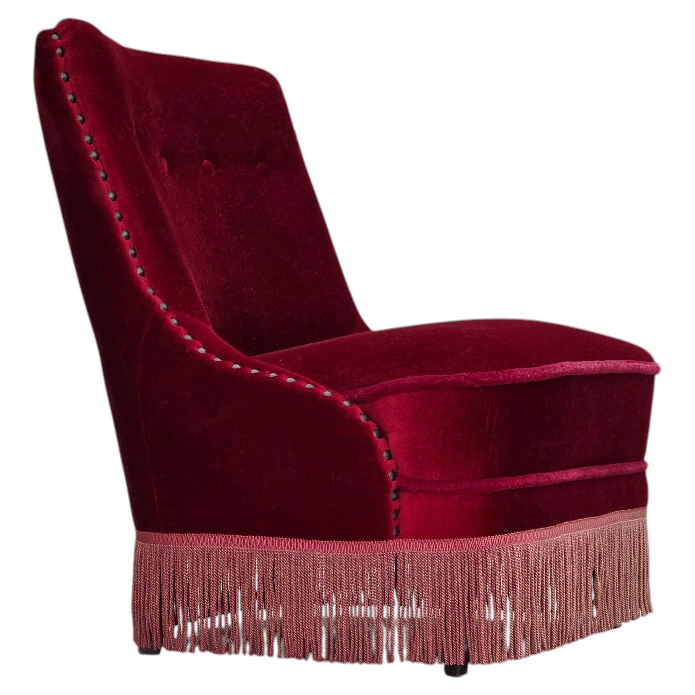 1960er Jahre, dänischer Sessel, original roter Möbelvelours, Beine aus Buchenholz.