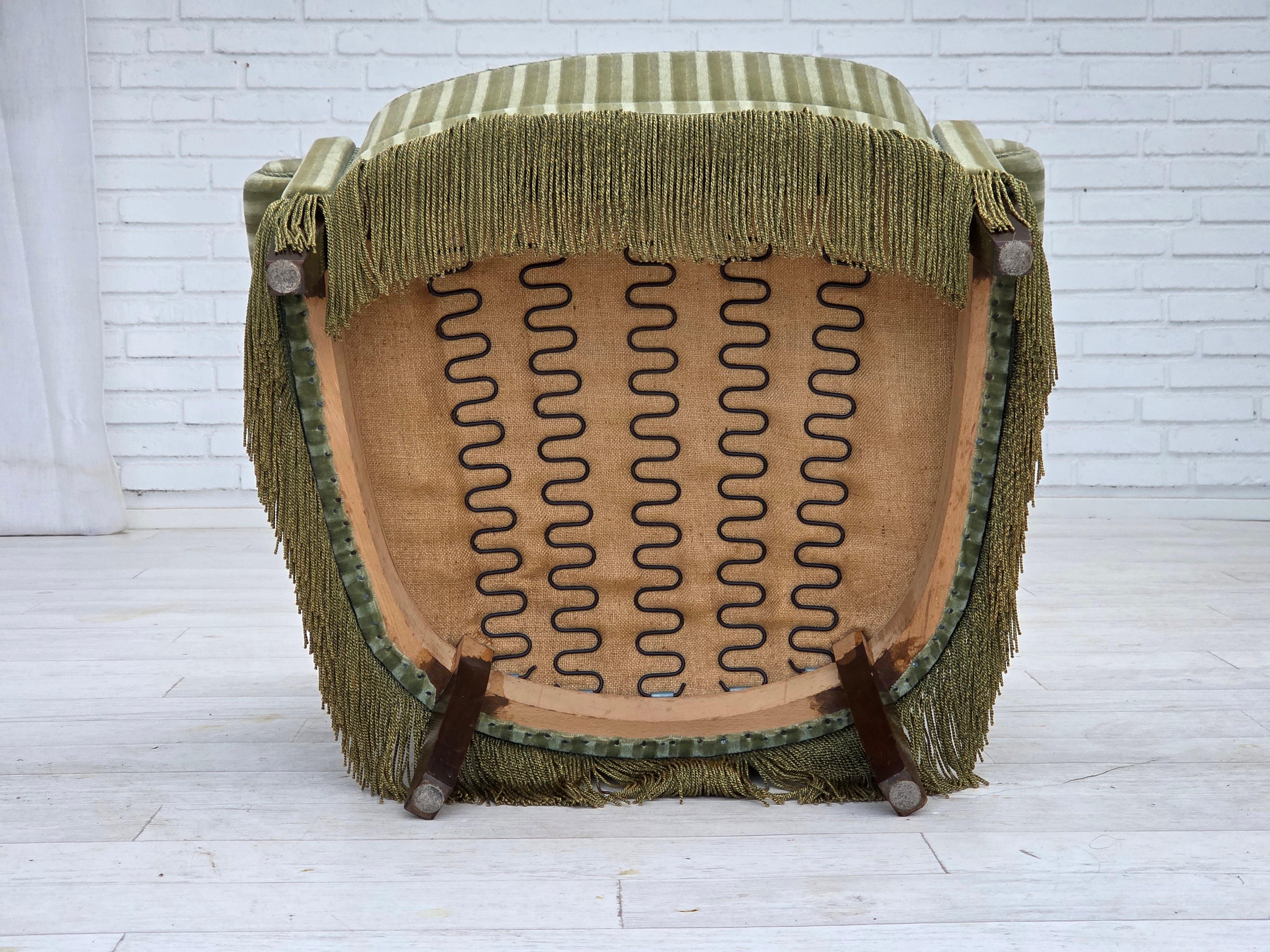 Poltrona danese degli anni '60, velluto originale a righe, gambe in legno di faggio. in vendita 4